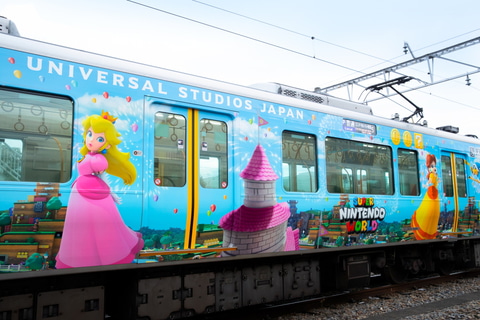 マリオたちがデザインされたラッピングトレインがJRゆめ咲線と大阪環状