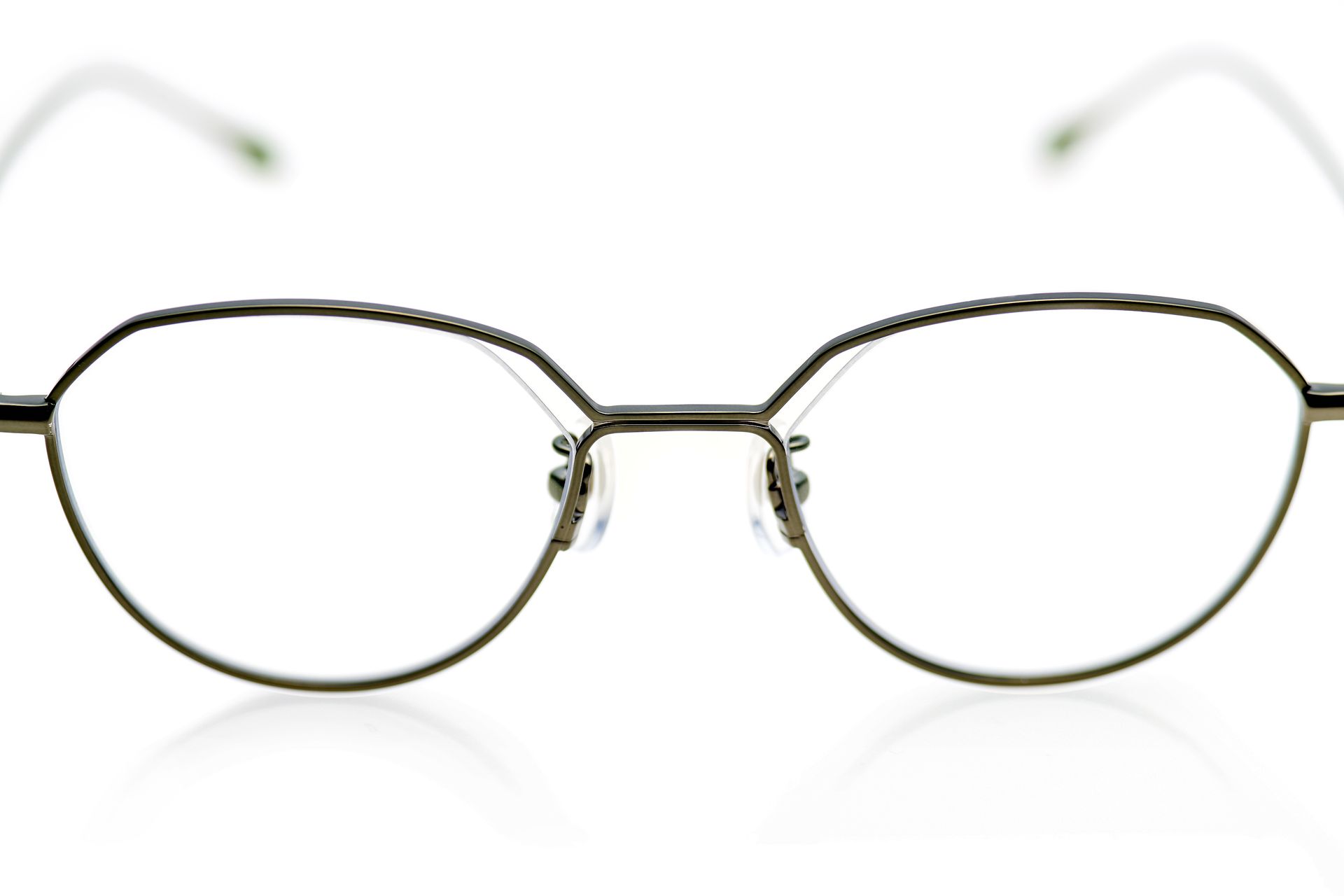 初号機の目を再現したレンズとリムの隙間