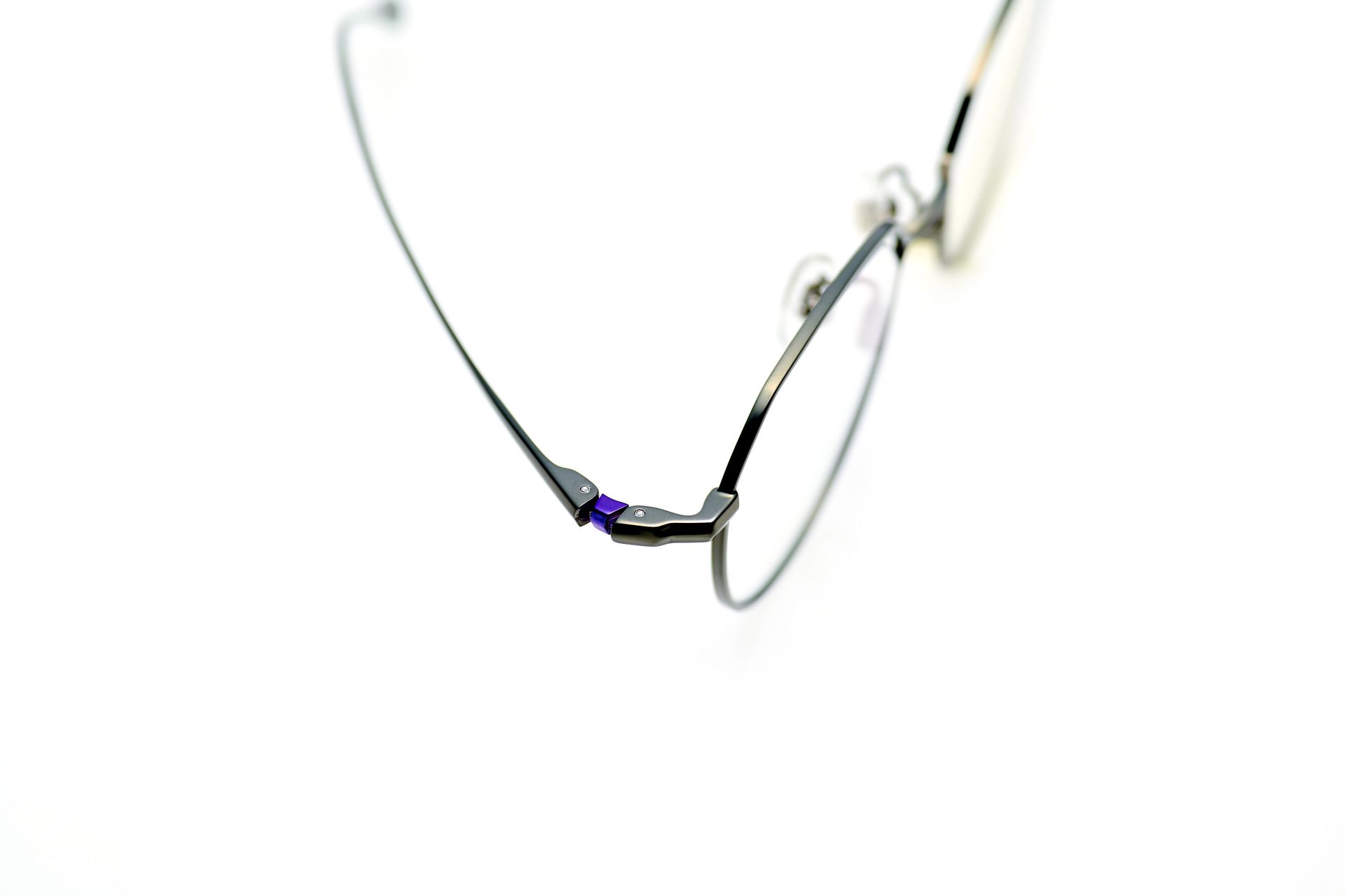 エヴァンゲリオンの動きをイメージした2段式の丁番