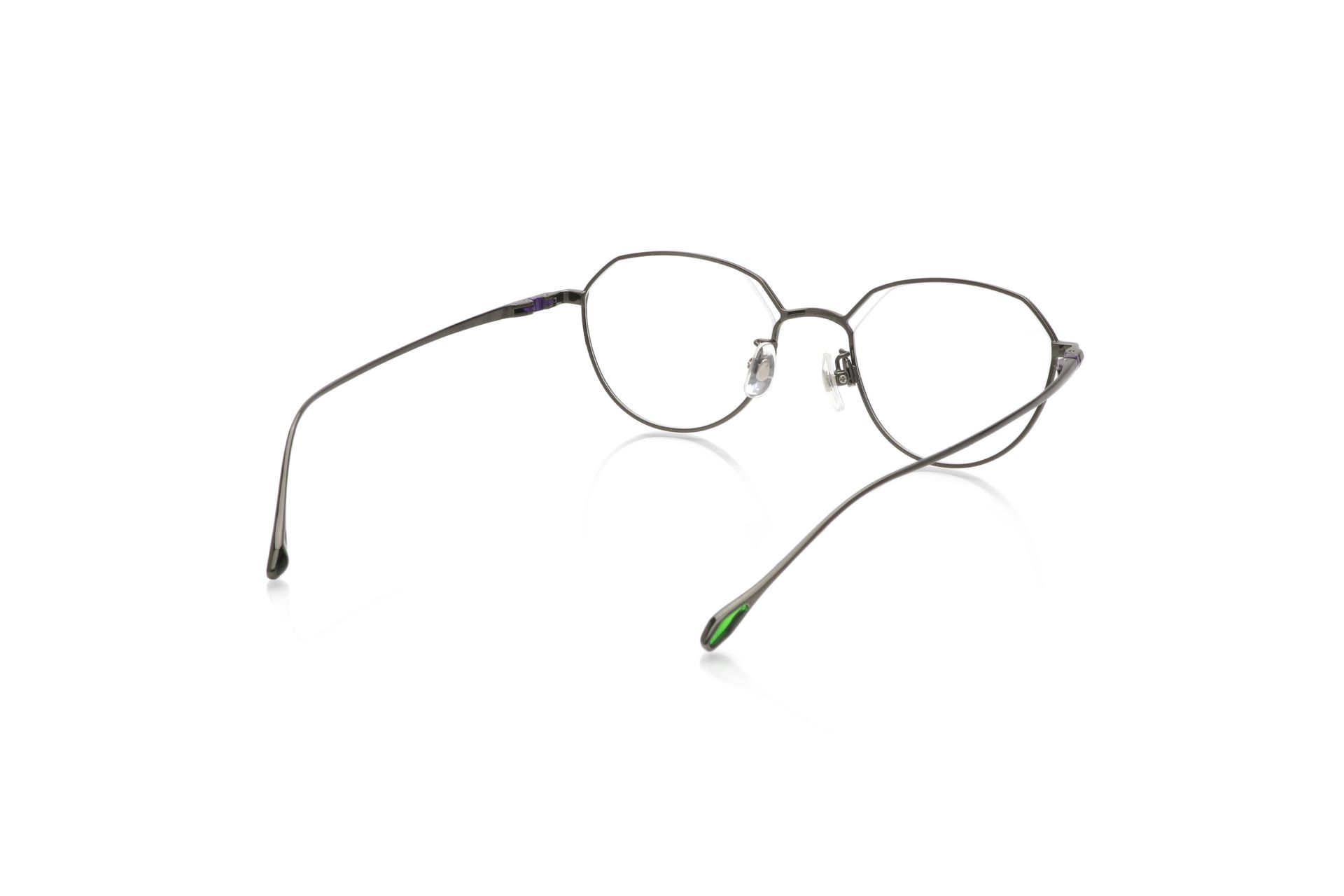 初号機の目を再現したレンズとリムの隙間