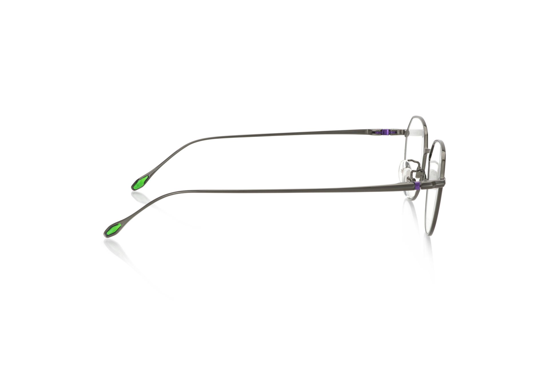 初号機の目を再現したレンズとリムの隙間