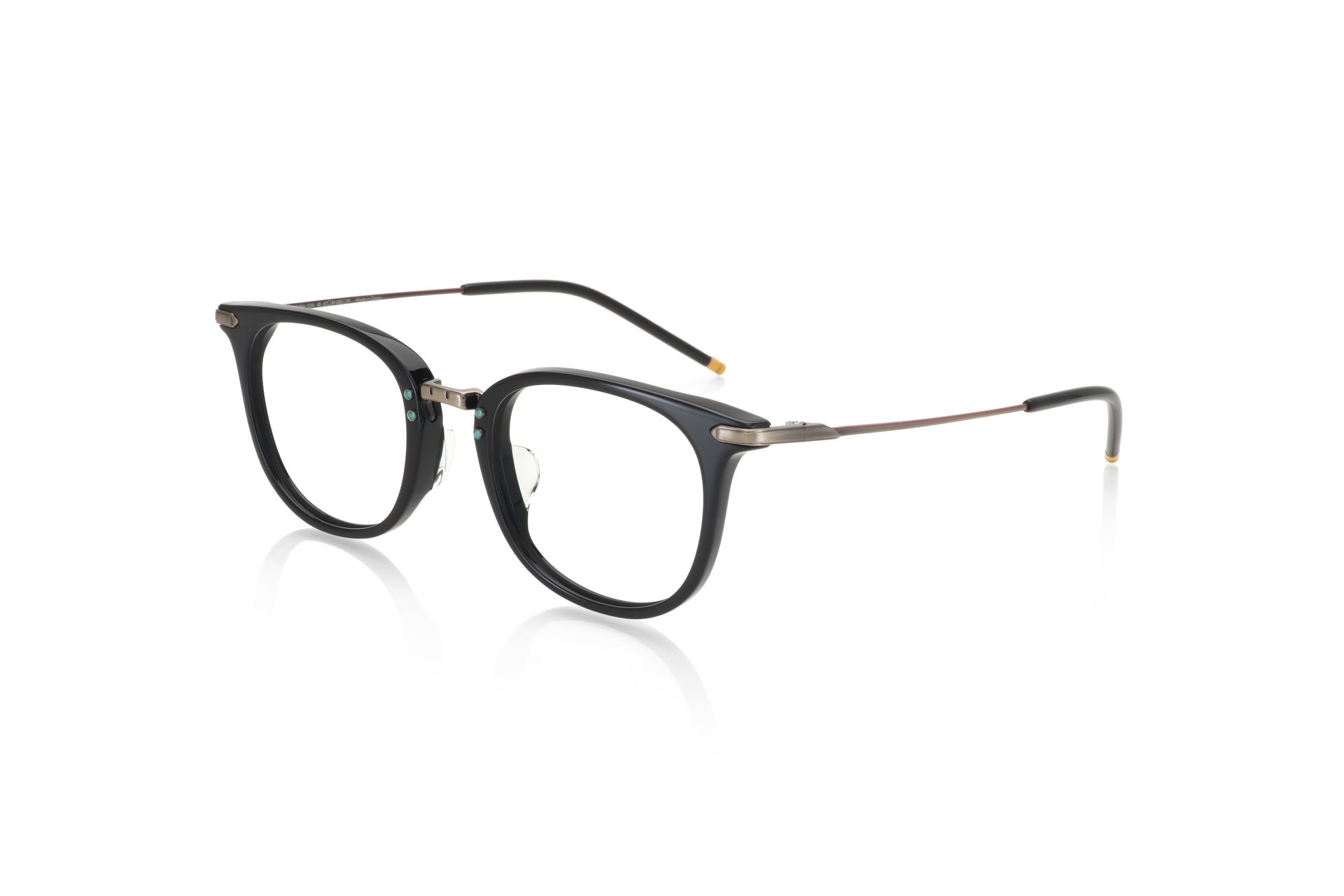 2号機の目をイメージした4つのスタッズ