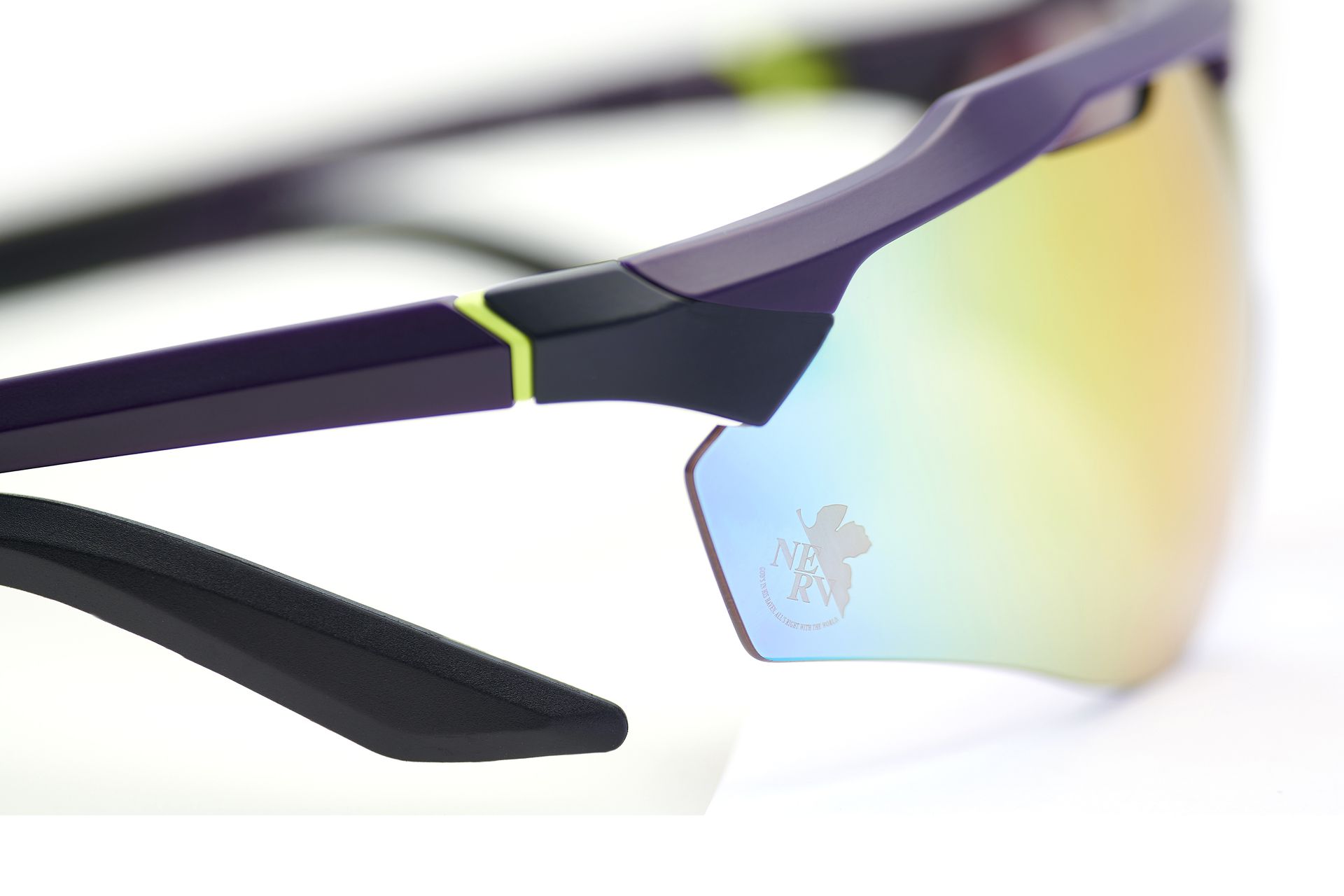 耳裏とこめかみで挟み込むモダンが鼻パッドレスのデザインを実現