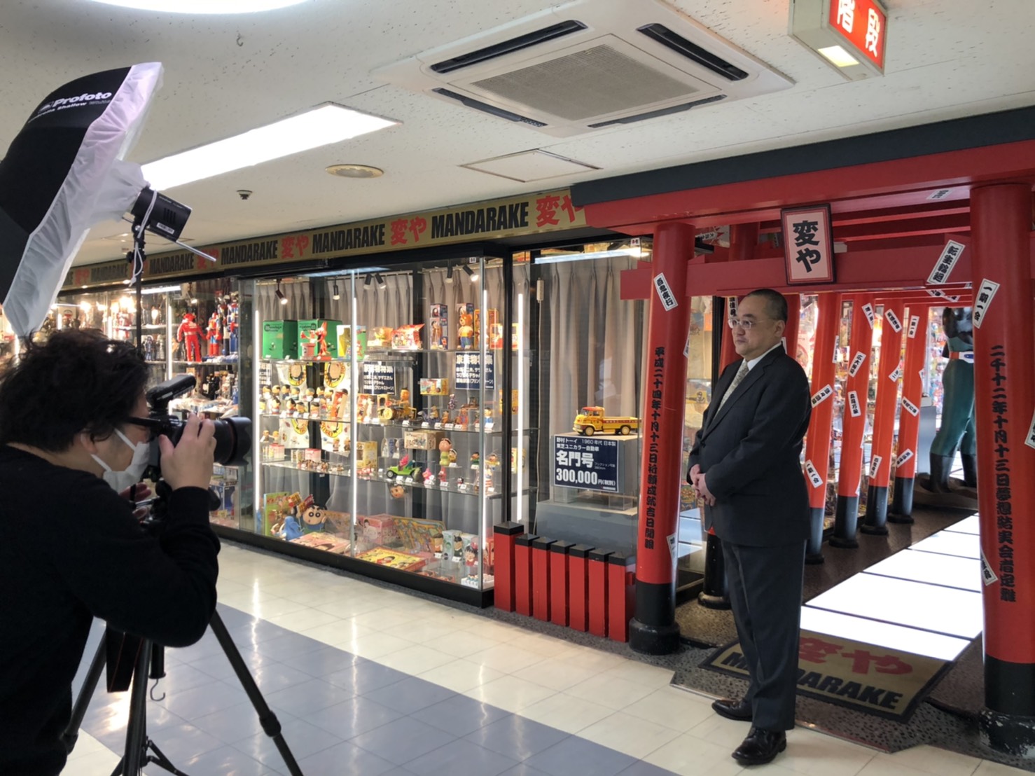 『セガハードヒストリア』では、当時誌面をにぎわしたクリエイターや関係者にセガハード撤退から20年経った今、特別インタビューを収録している。写真は我々も久しぶりに会ったトレジャー代表取締役・前川正人氏の収録風景。当時のことや、セガハードに対する熱い想い、そしてセガファンに対するメッセージなど、たっぷりと語ってもらっている