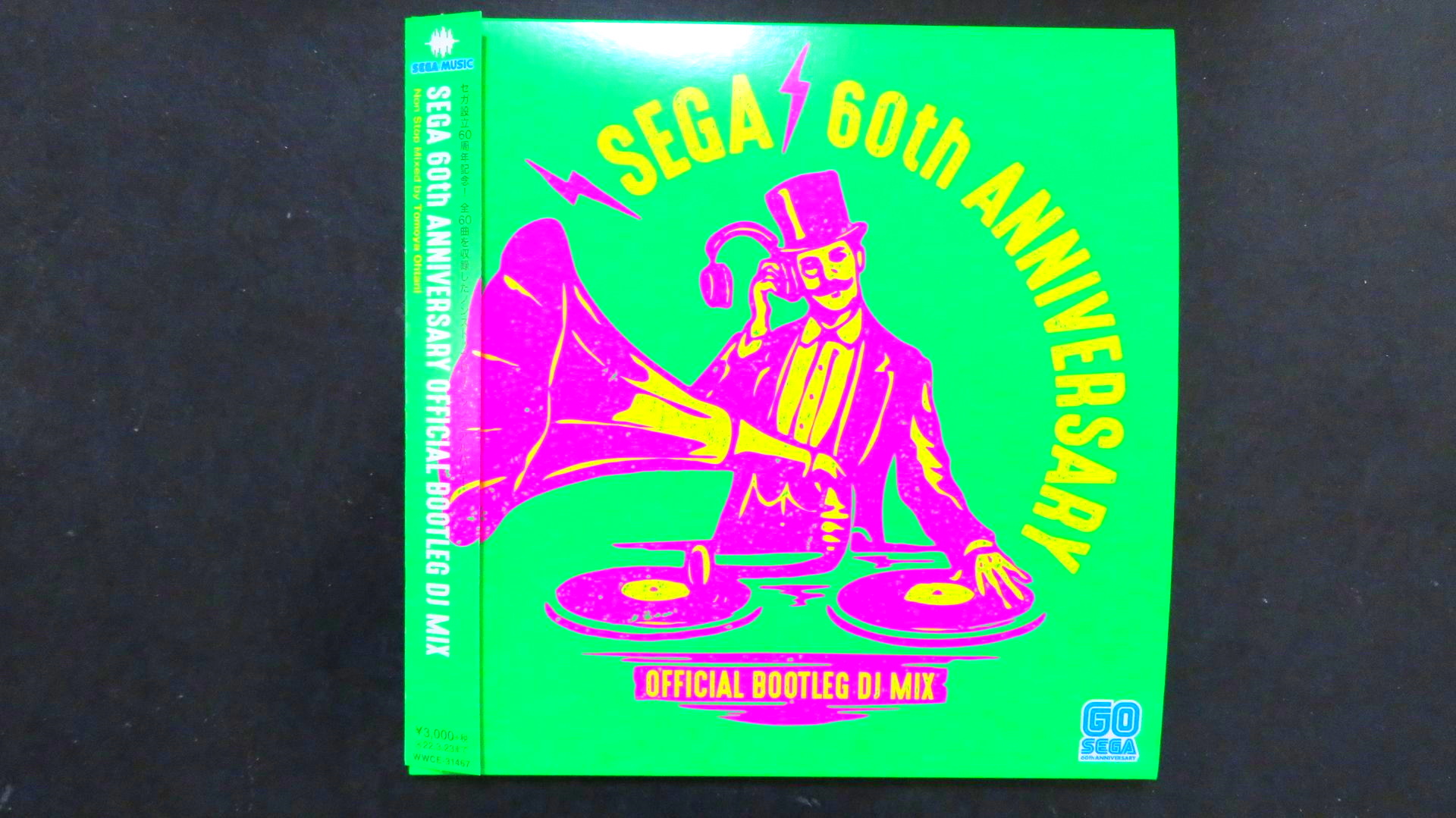 昭和時代のレコードを想起させるクラシカルなデザイン。ジャケットは紙製で、CDはビニール製の内袋に入っており、セガ音楽の長い歴史を視覚と触覚でも体験できる