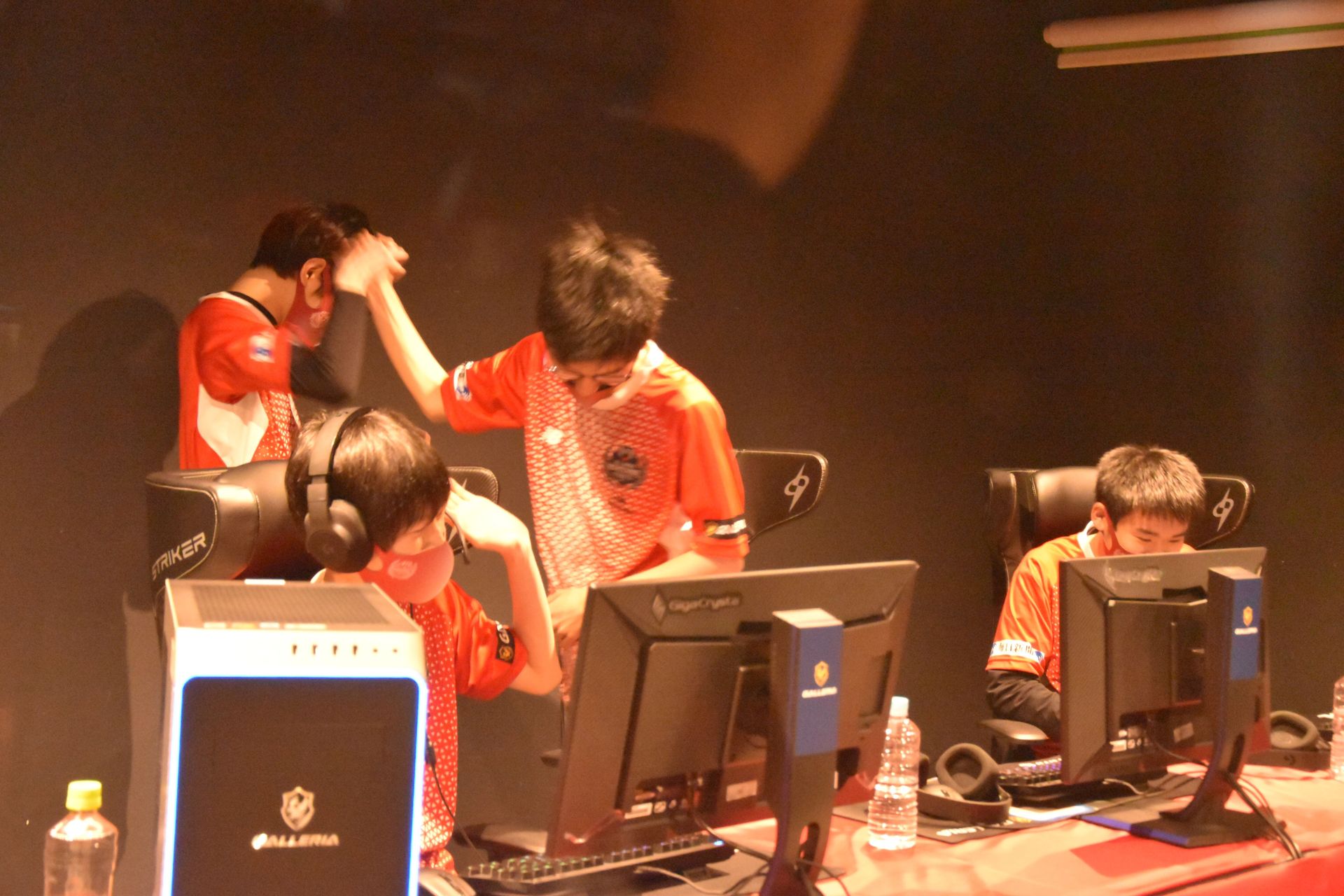 優勝を決め感情を爆発させるN高「NRLG Cats」tetu選手