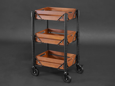 落ち着いたカラーの木製家具を自作！ バウヒュッテ
