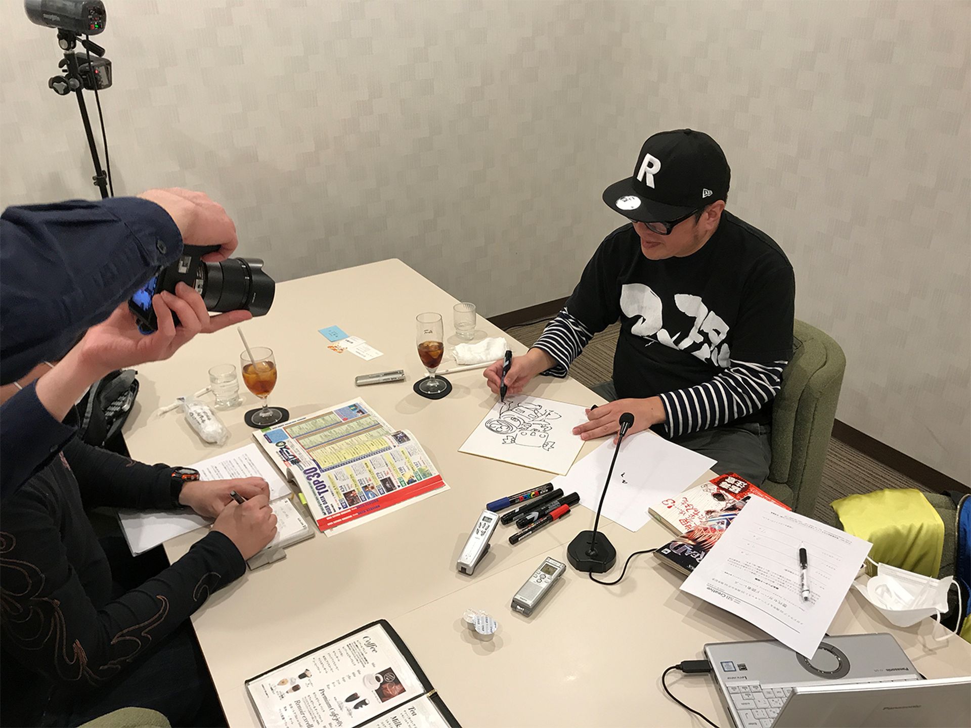 「セガサターンマガジン」「ドリームキャストマガジン」の人気漫画コーナー「セガのゲームは世界いちぃぃぃ！」の作者・サムシング吉松先生も「セガハードヒストリア」には登場する。今回はGAME Watch読者の方に向けて、特別番外編の取材も収録させていただきました。こちらはこの連載の最終回で掲載予定。生粋のセガファンである吉松先生のセガとの出会いの話や、キャス子誕生秘話など、セガファンには見逃せない話が満載