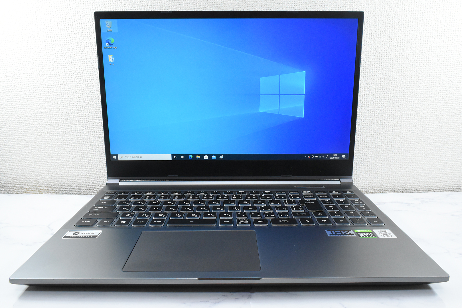 場所を選ばず使うことができるスタイリッシュなデザイン。天板にはGALLERIAのロゴがプリント