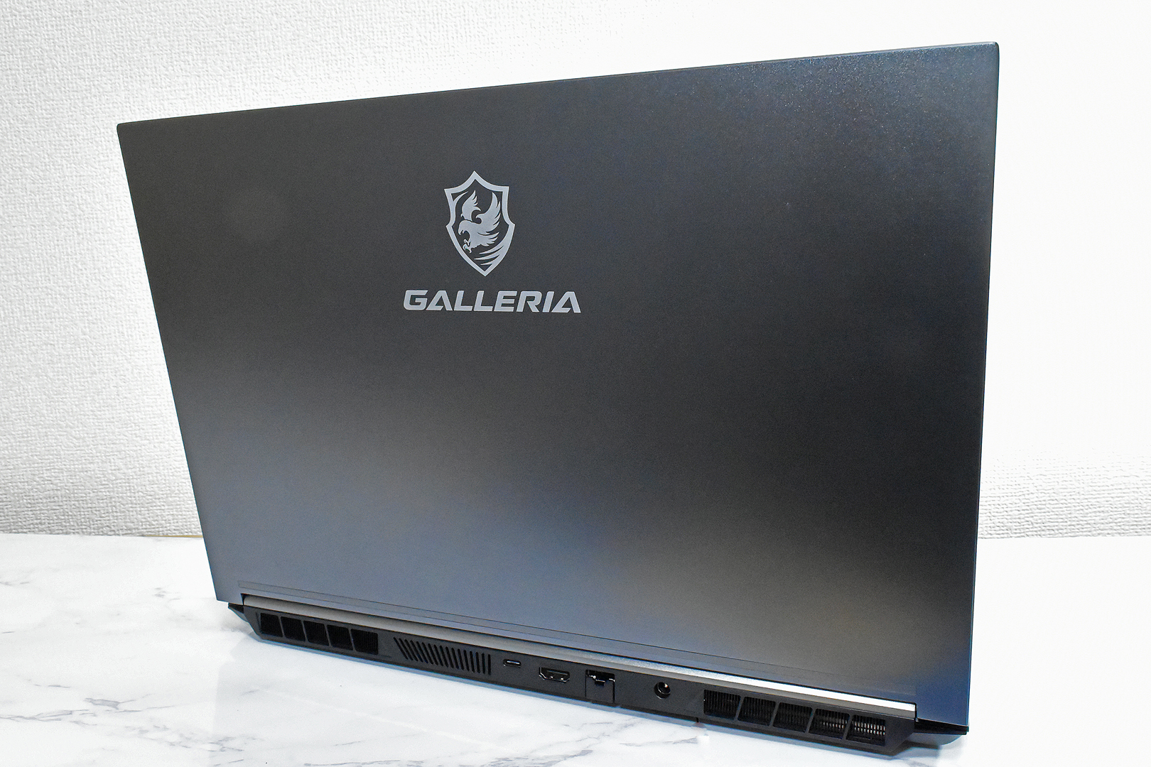 場所を選ばず使うことができるスタイリッシュなデザイン。天板にはGALLERIAのロゴがプリント