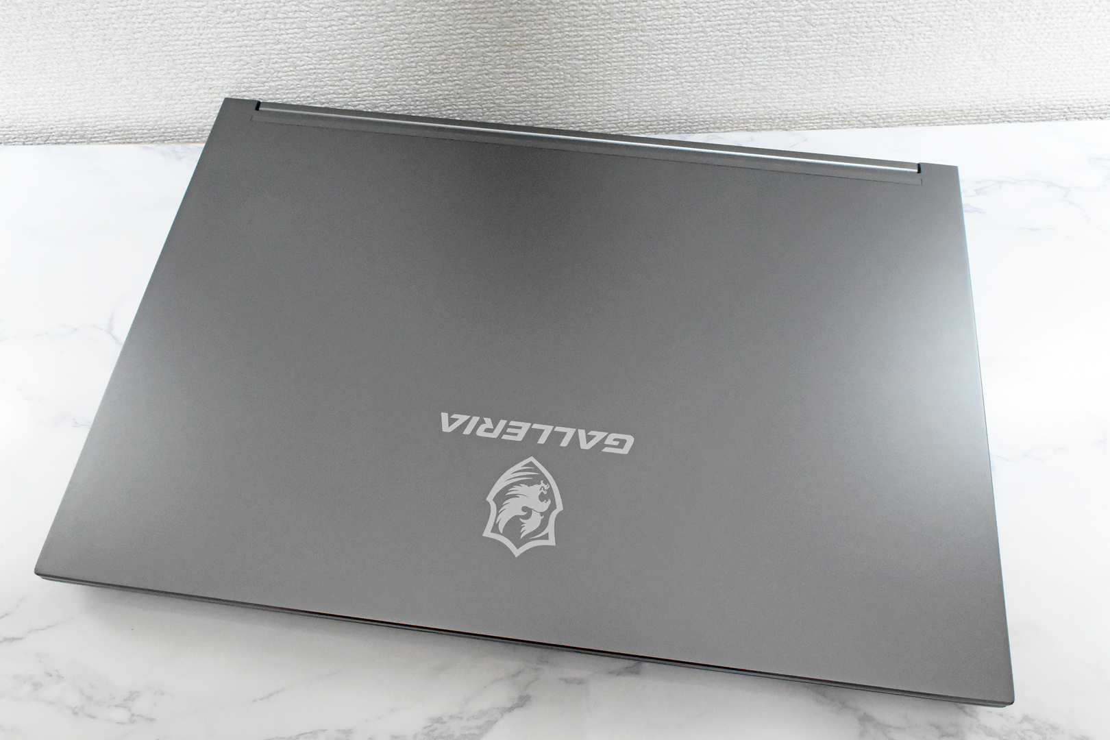 場所を選ばず使うことができるスタイリッシュなデザイン。天板にはGALLERIAのロゴがプリント