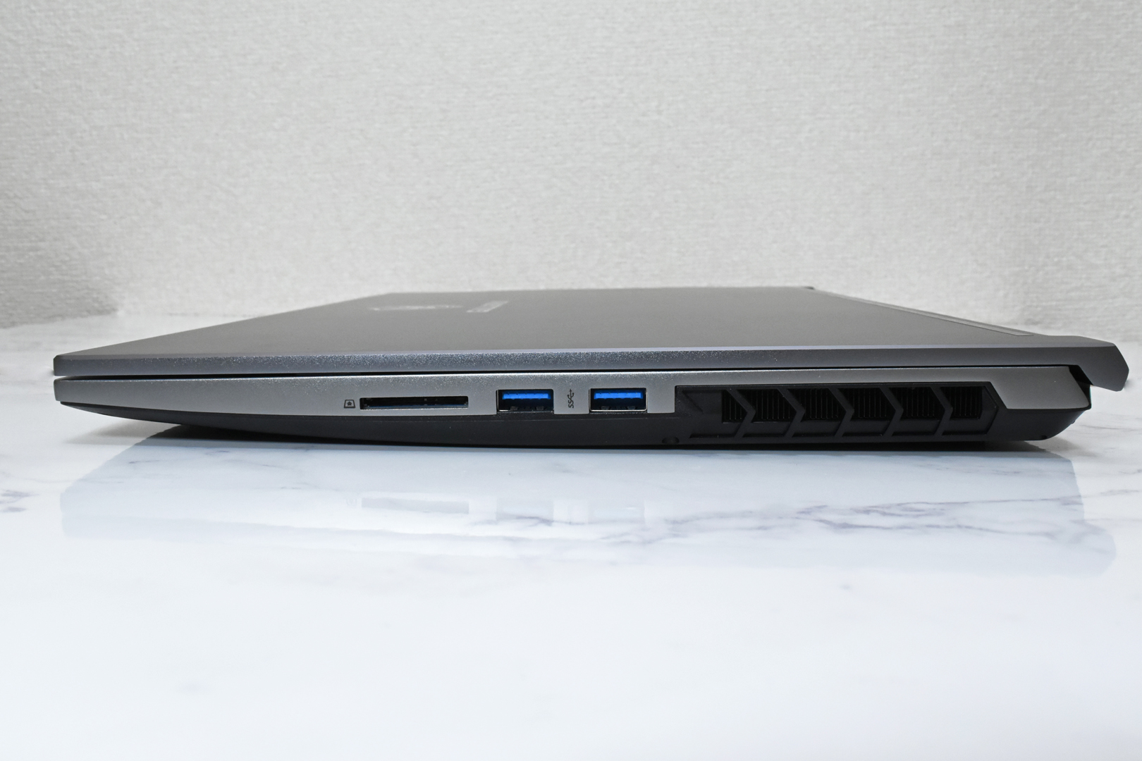 本体右側面。USBポート2つとSDカードスロットが備わっている