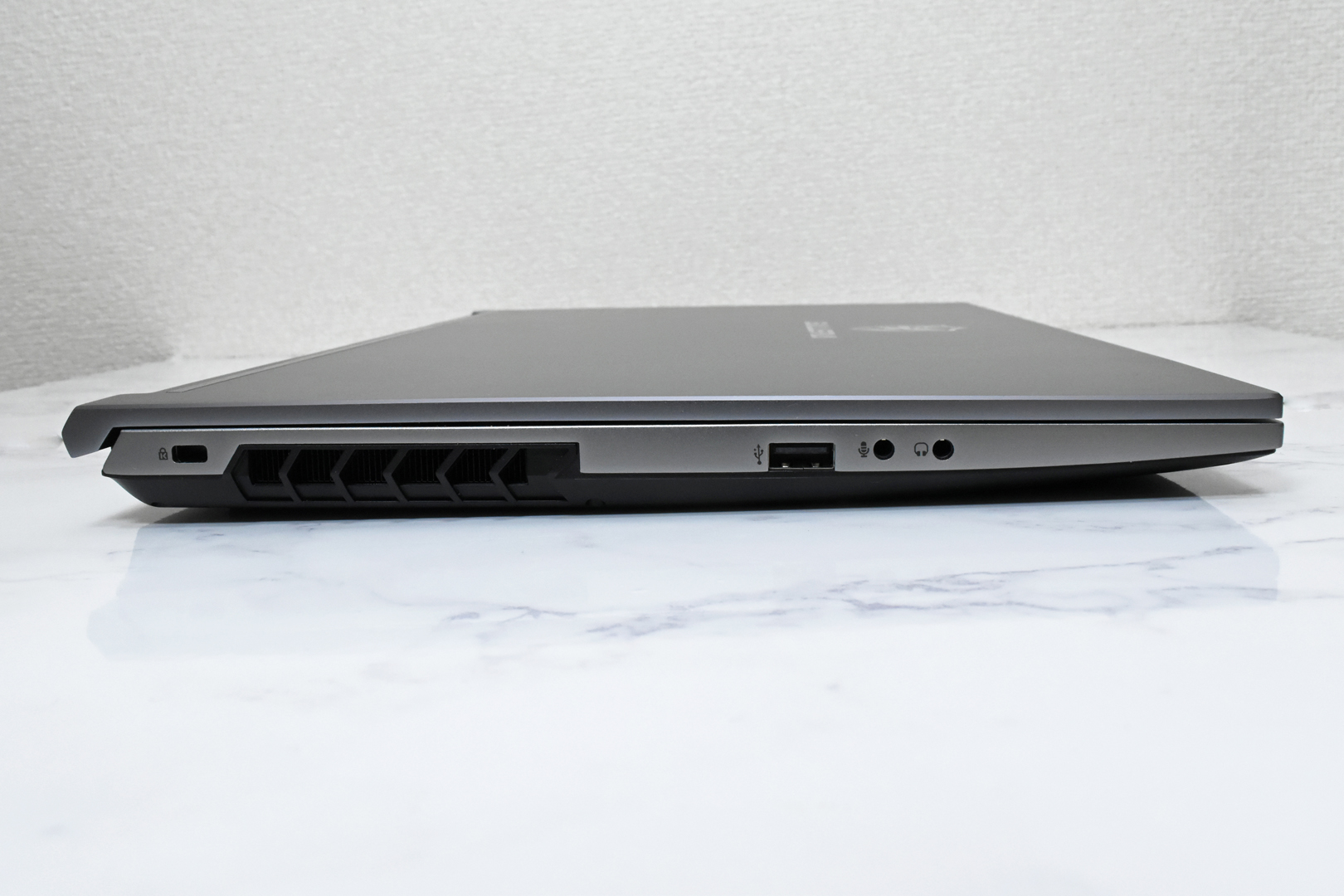 本体左側面。USBポート、マイク端子とヘッドフォン端子が1つずつ