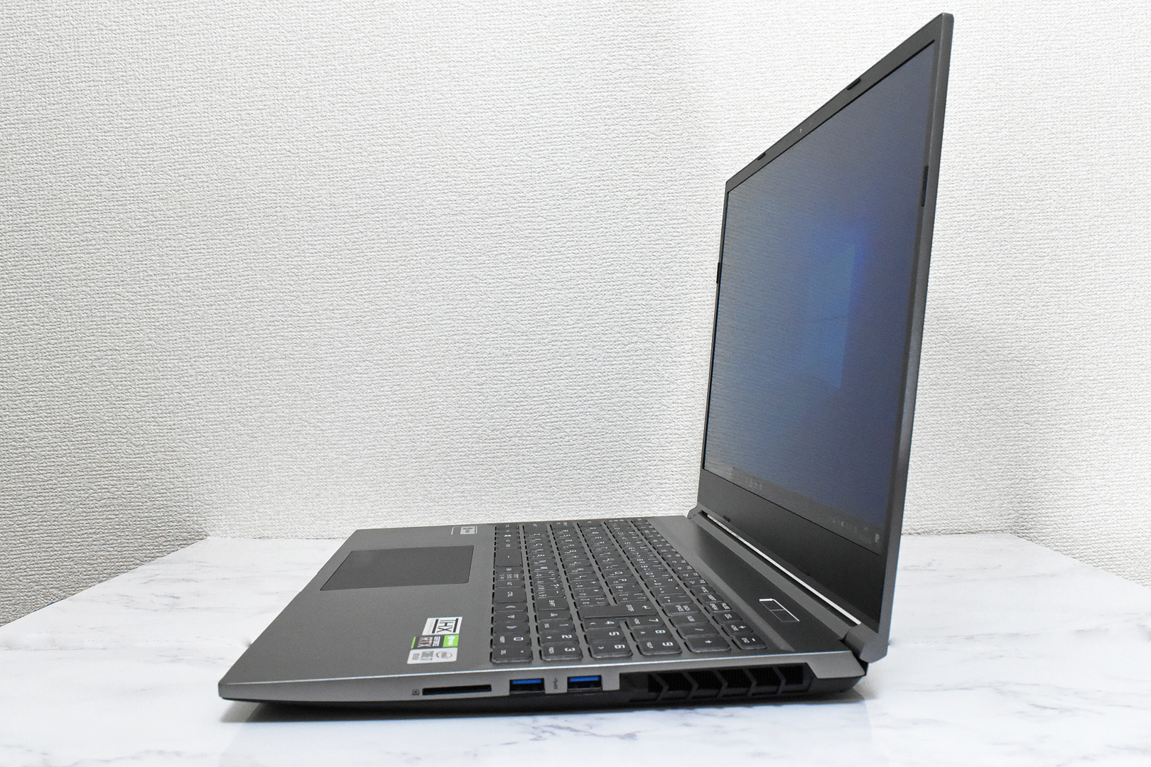 開いた状態を横から見るとこの薄さ