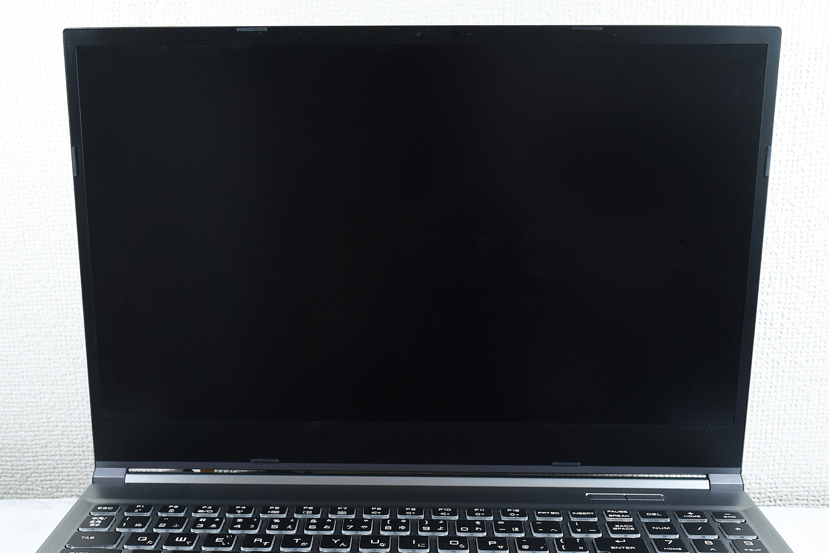 非光沢液晶なので外からの光が移り込まない