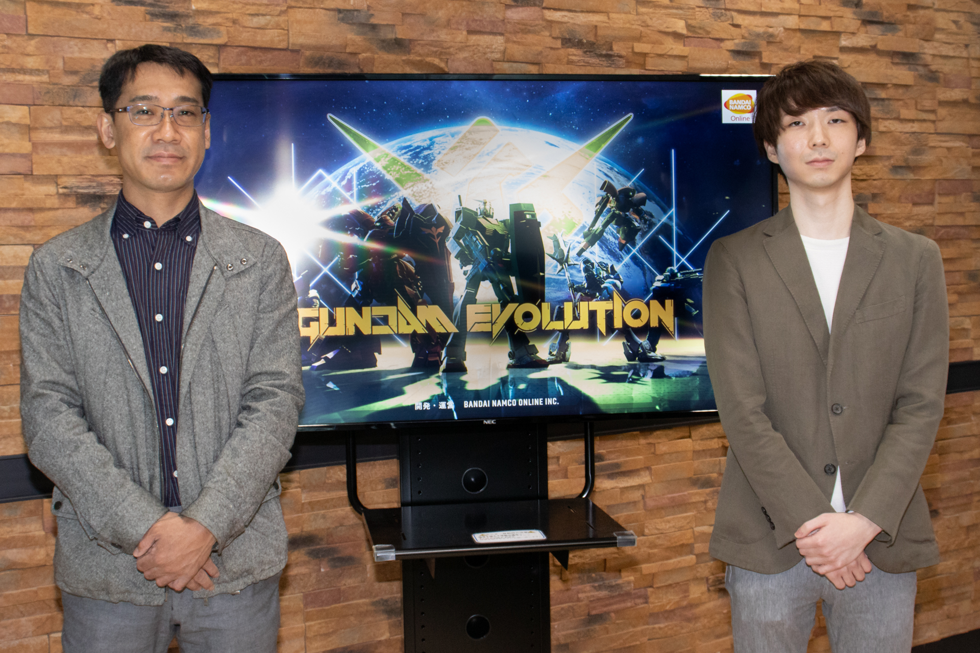 バンダイナムコオンライン「GUNDAM EVOLUTION」プロデューサー丸山和也氏（左）と、バトルディレクター穂垣亮多氏（右）