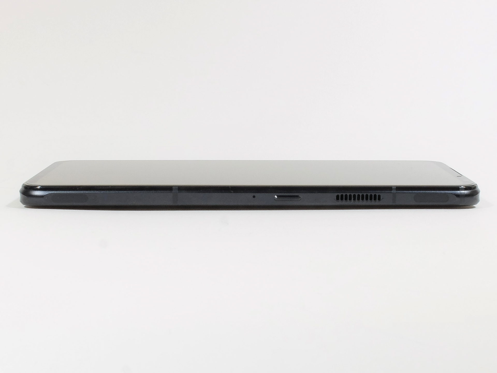 右側面は両端の「ショルダートリガー」のタッチ部分とマイク孔、電源ボタン、冷却ファンの排気口となる