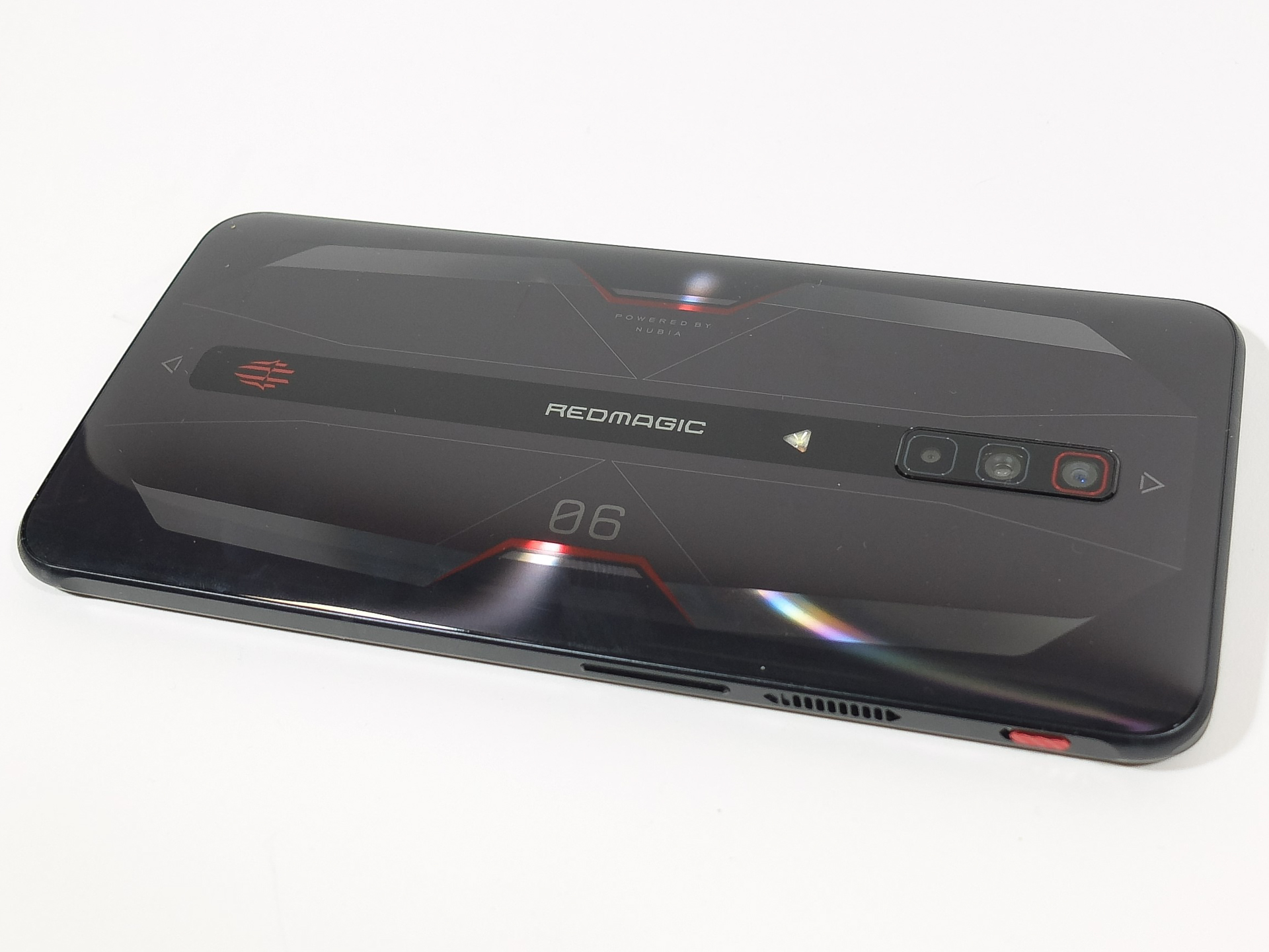 本体背面には3眼のメインカメラを装備。また「06」の数字と「POWERD BY NUBIA」の部分にある赤いラインの上下にあるラインは「RGB LEDストリップ」と呼ばれ、「Game Space」起動時にメニュー操作で点滅させる事が可能だ