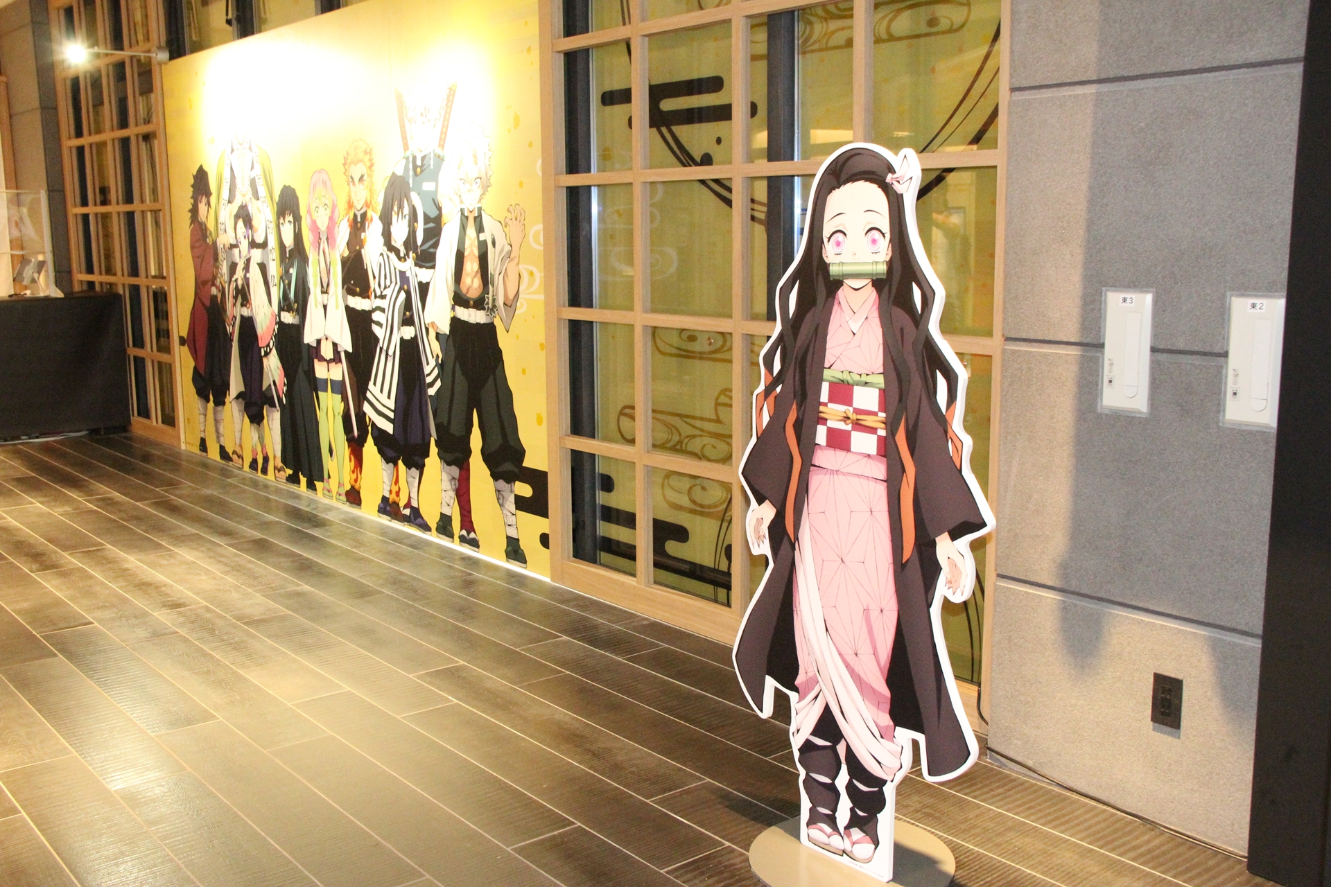 奥には第2のフォトスポットとして、柱のビジュアル壁面が設置されている。開場後はこちらも人気スポットになるだろう