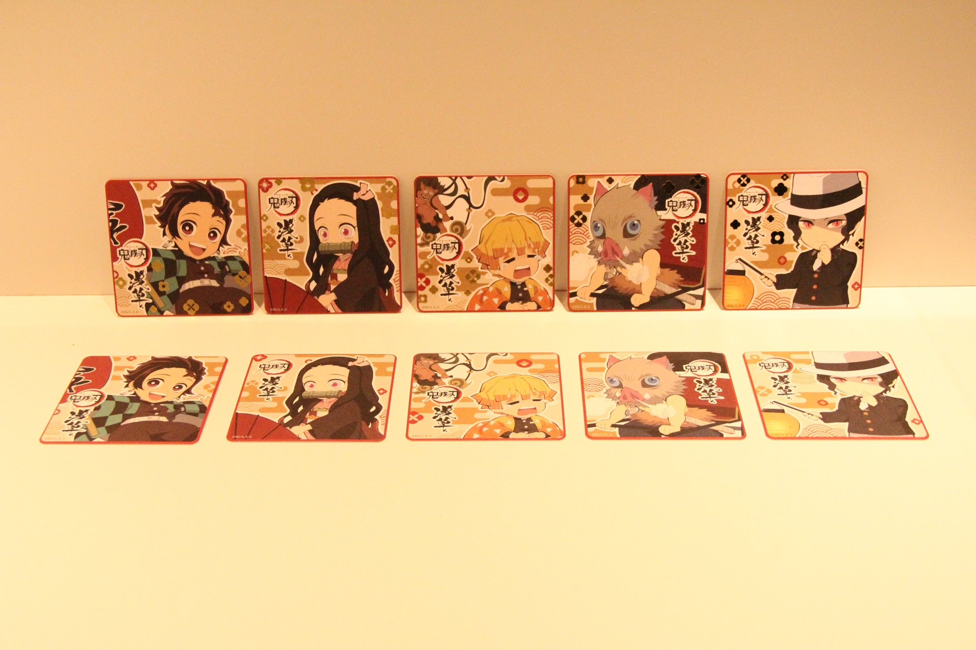 オリジナルメニューを1品購入するごとに、コースターがランダムで1枚もらえる。絵柄は7月16日から8月19日までは10種類。上段がキラキラバージョンで、下段がノーマルバージョンとなっている