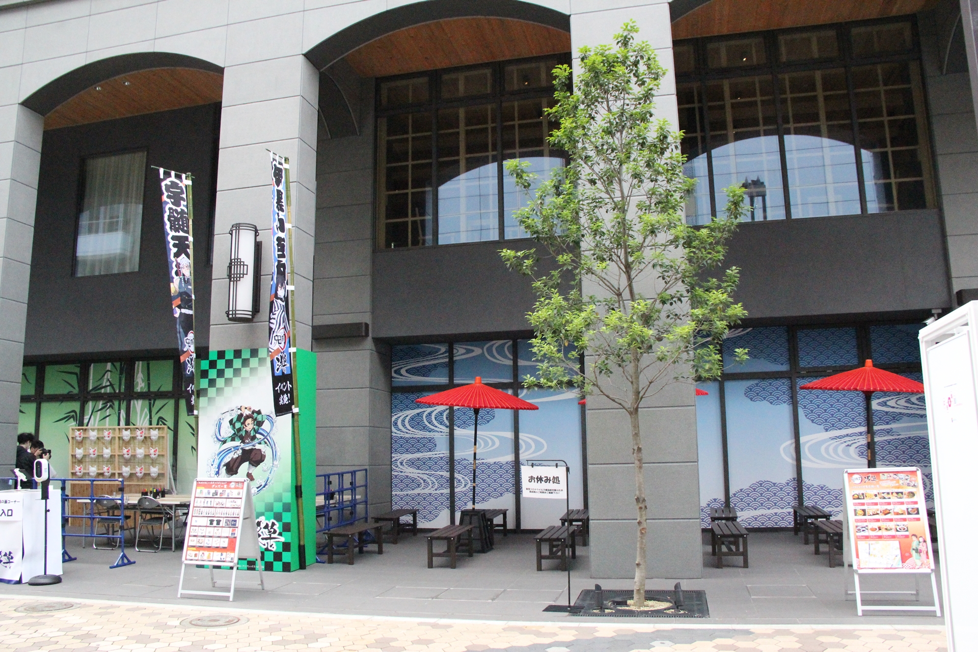 会場の外には、フードコーナーで購入したフードやドリンクなどを座って味わえる“お休み処”も準備されている