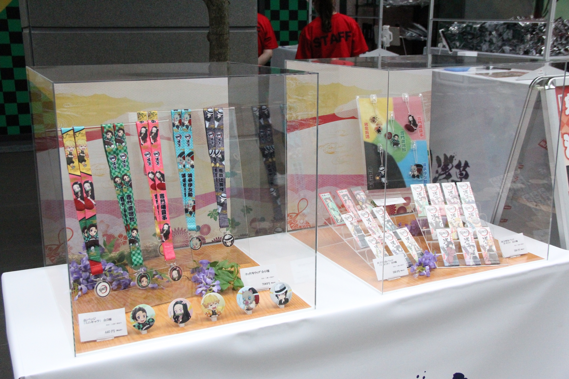 「「鬼滅の刃」×浅草くじ」と題したコーナーも。描き下ろしイラストを使用したダイカットクッションやキービジュアルタペストリーなどが当たるかも!?