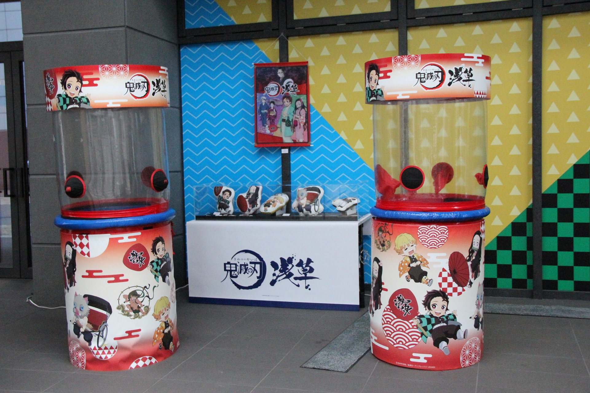 「「鬼滅の刃」×浅草くじ」と題したコーナーも。描き下ろしイラストを使用したダイカットクッションやキービジュアルタペストリーなどが当たるかも!?