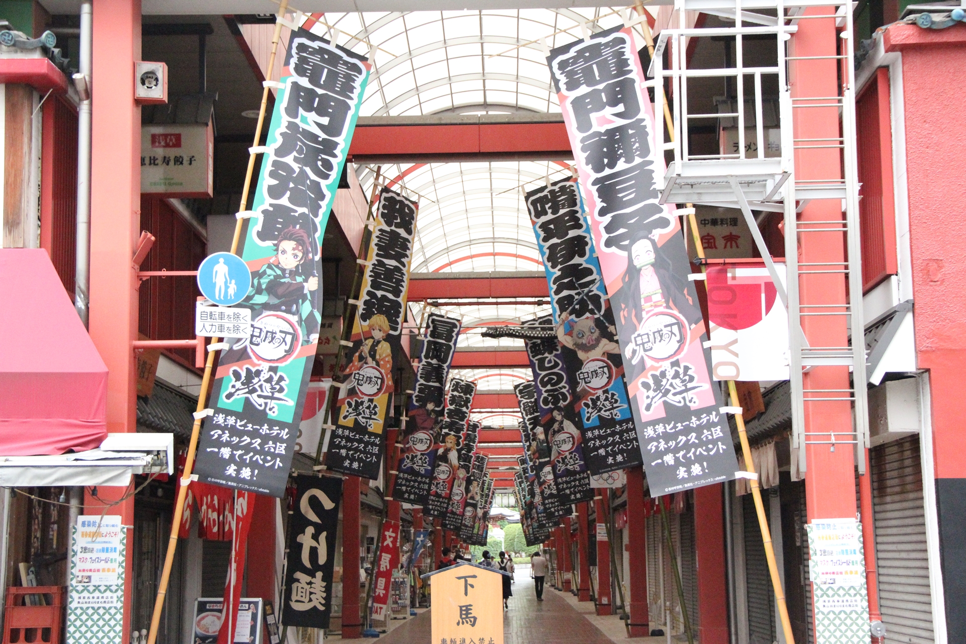 会場から一番近い位置で数多くの陣旗が見られるのは西参道となる。通りの両側に陣旗が並んでいる様は、圧巻の一言