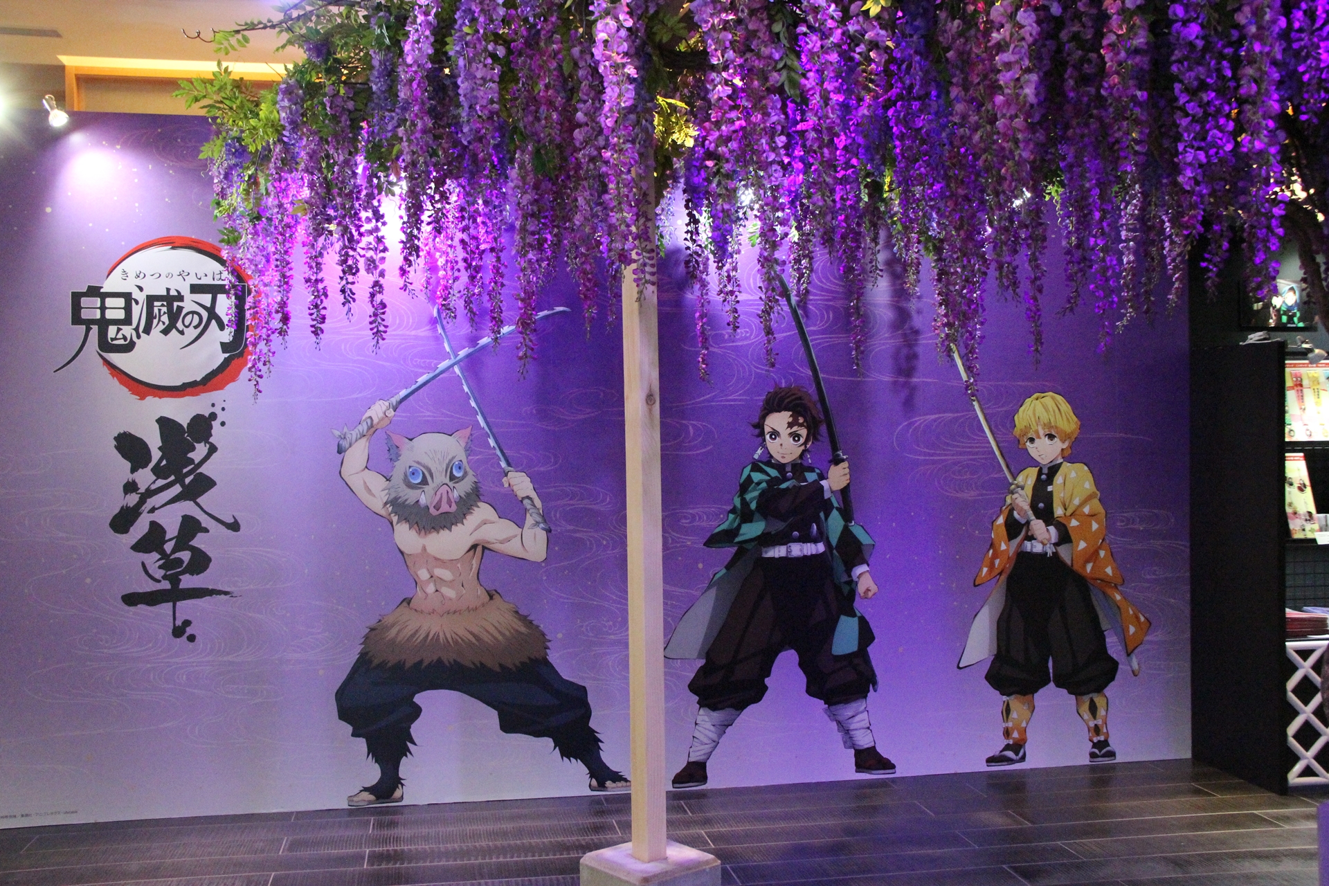 入り口右側の藤棚をくぐった先は、オリジナルグッズの販売コーナーとなっている