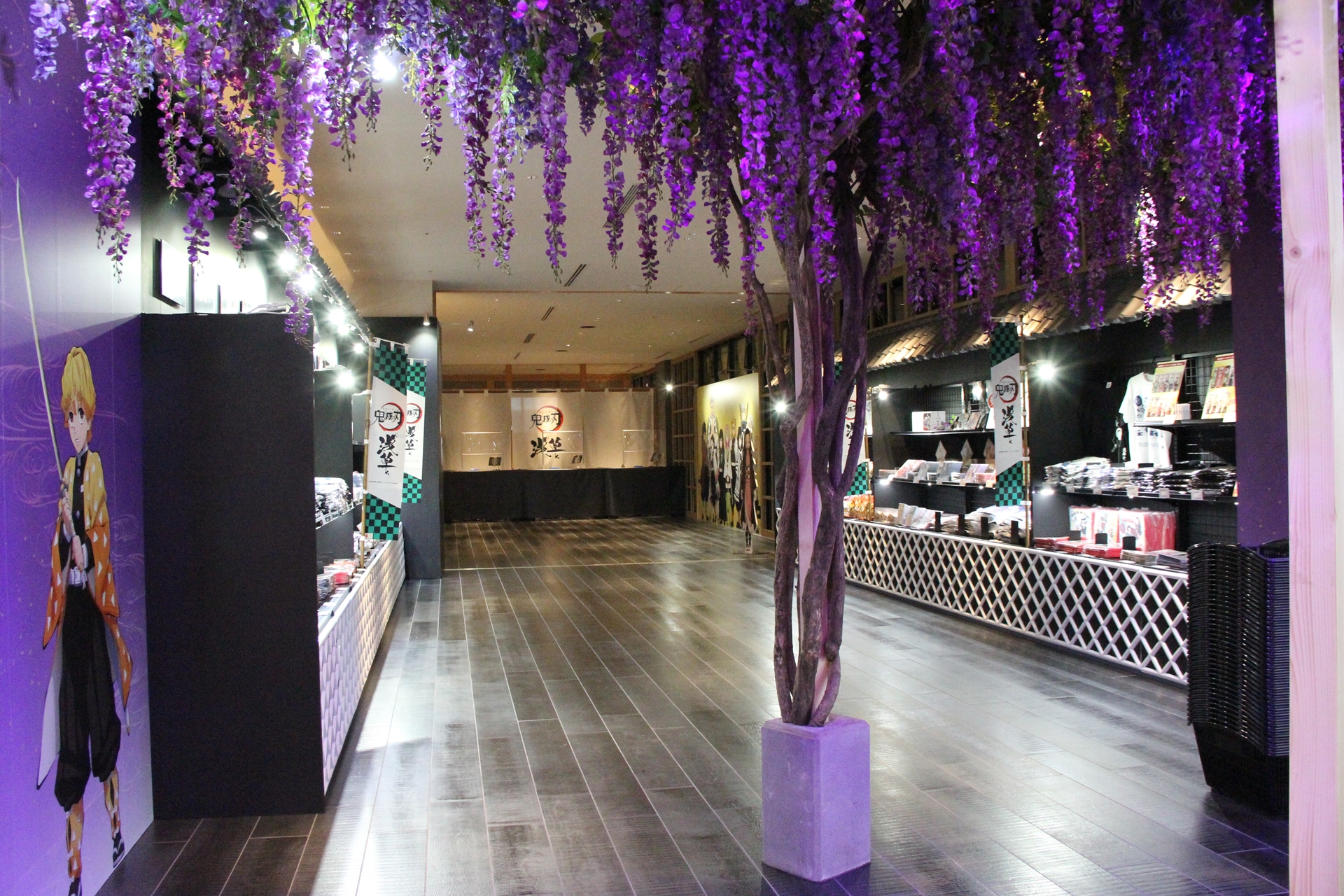 入り口右側の藤棚をくぐった先は、オリジナルグッズの販売コーナーとなっている