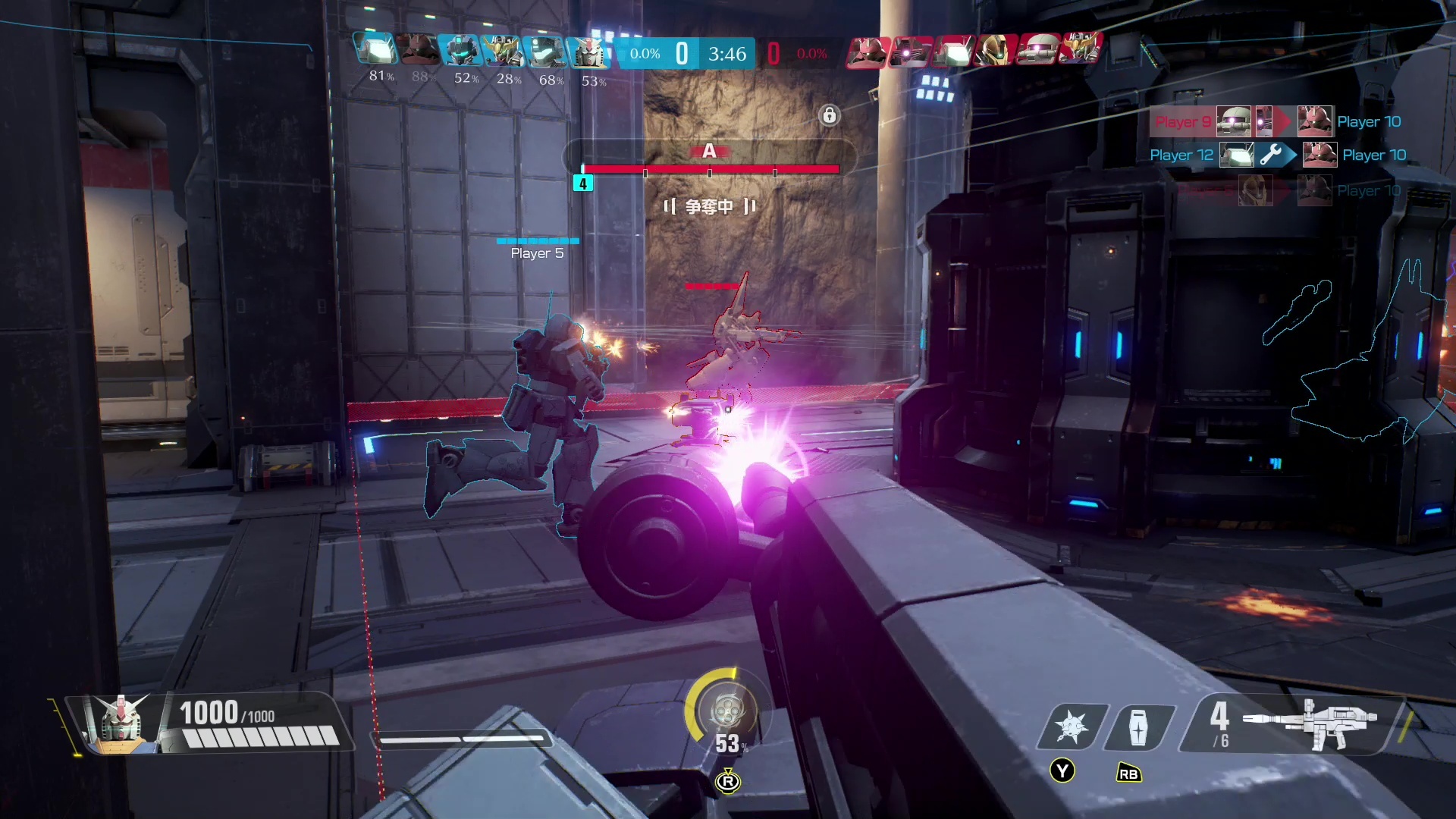 「GUNDAM EVOLUTION」のメイン画面。味方MSは青い枠で、敵MSは赤い枠で表示される。画面上には両チームの機体を表示