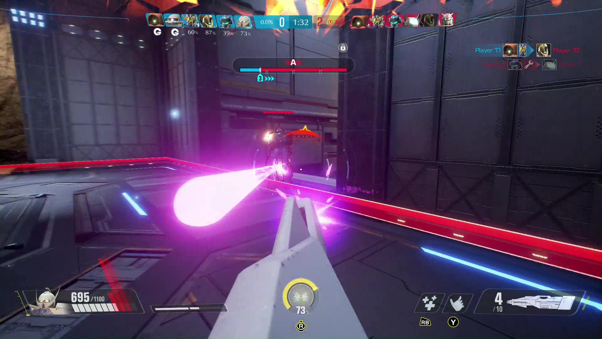 チャージもできるビーム・ライフルによる攻撃。リロード時の武器を投げ捨てる演出が面白い