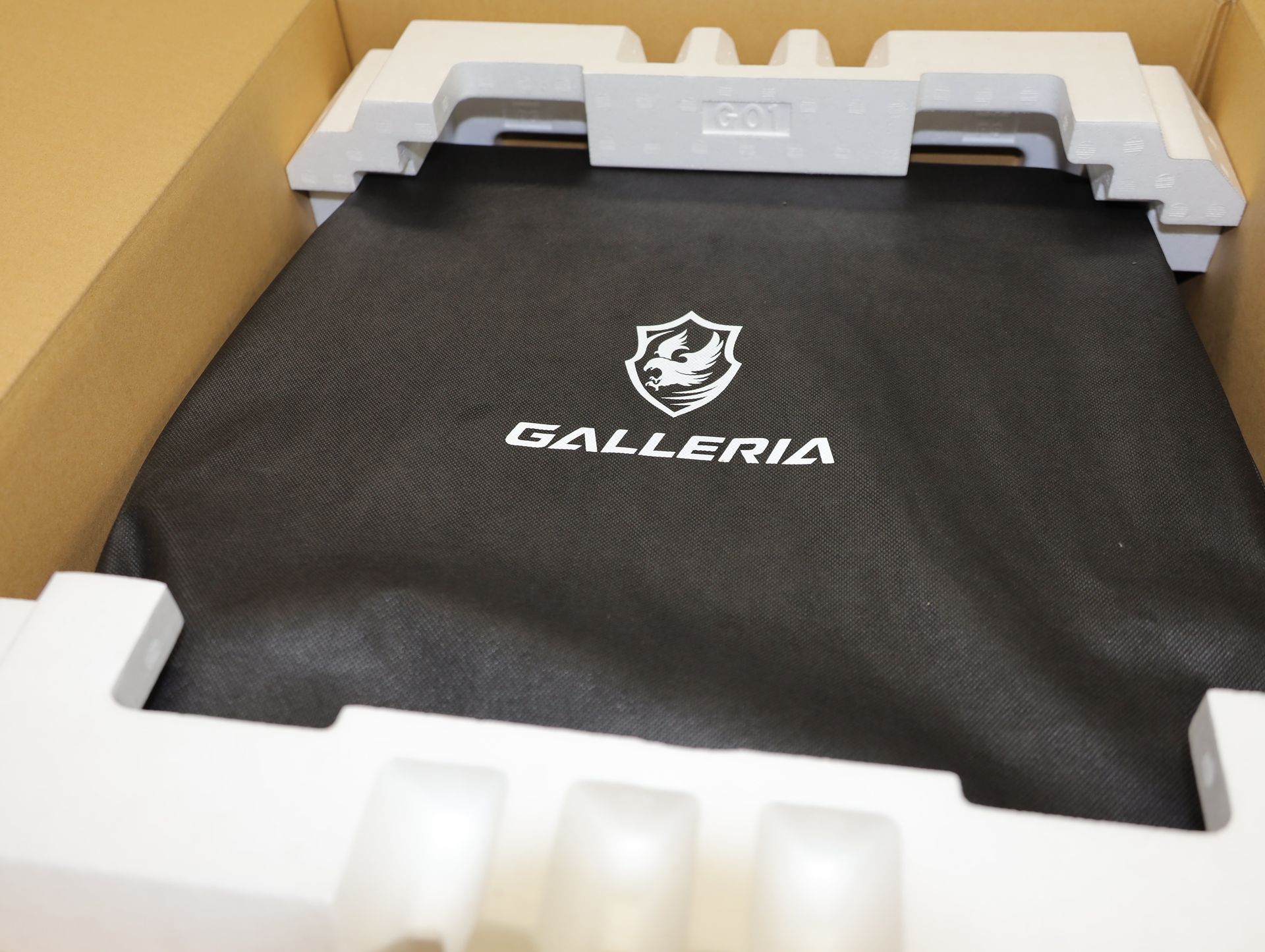 ようやく姿を現したGALLERIA。ビニールではなく不織布のカバーに包まれている