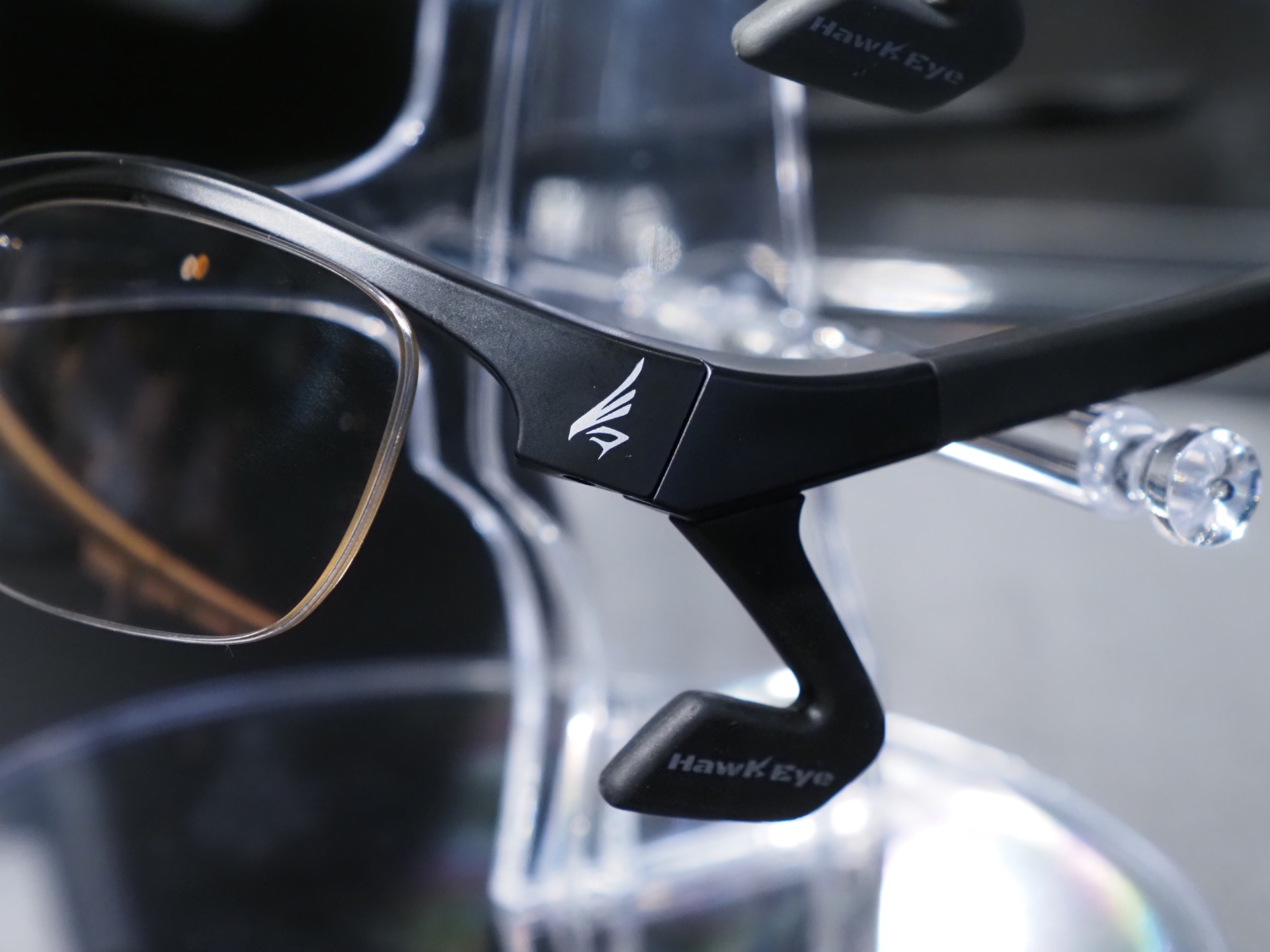 「HawkEye」のカラーバリエーションはマットブラック、スケルトングレー、ピンクグレーの3色。ツムジに向けて側頭部に回り込む長めのツルと、蝶番近くにあるL字型の頬パッドでフレームを支える「クアッドリフトフレーム」方式を採用している