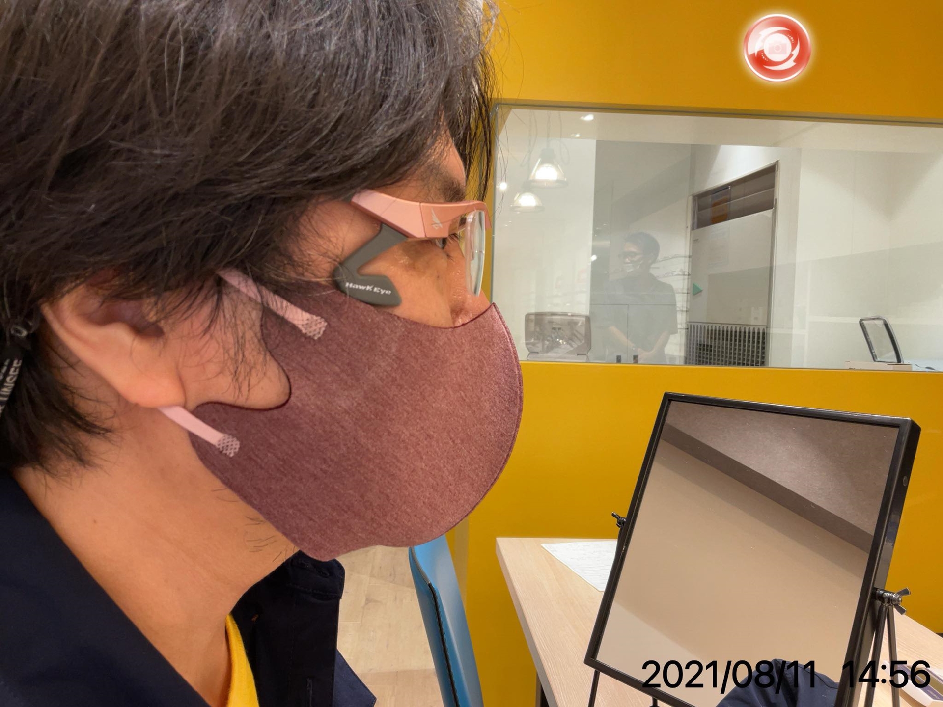 レンズが垂直になるように「HawkEye」を装着すると、ツルはおおよそツムジの方向にのびるような角度になる。こうして髪の毛の中にツルを差し込んでしまったほうが収まりは良い。フィッティングが決まり、ツルの位置の感覚が身につくと、一発で正しいポジションでかけられるようになる