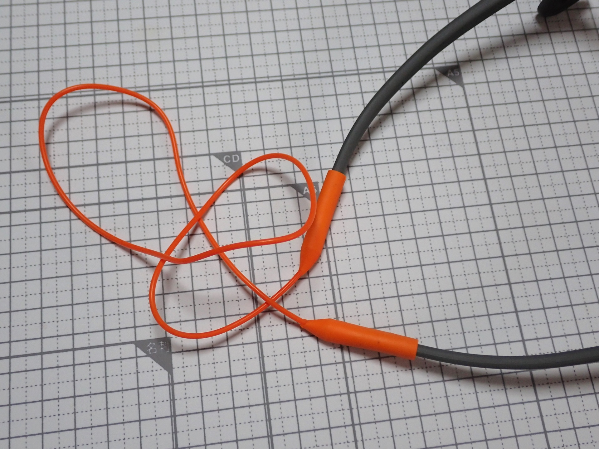 余談だが、「HawkEye」はツルの蝶番周りの形状が複雑なので、ストラップを付ける場合はこうしたツルの先端に装着するタイプの相性がいいように思う。が、装着時に髪の毛のなかに差し込むようにするので、これもベストとは言い難い。個人的にもよりよいアイテムを探しているところだ