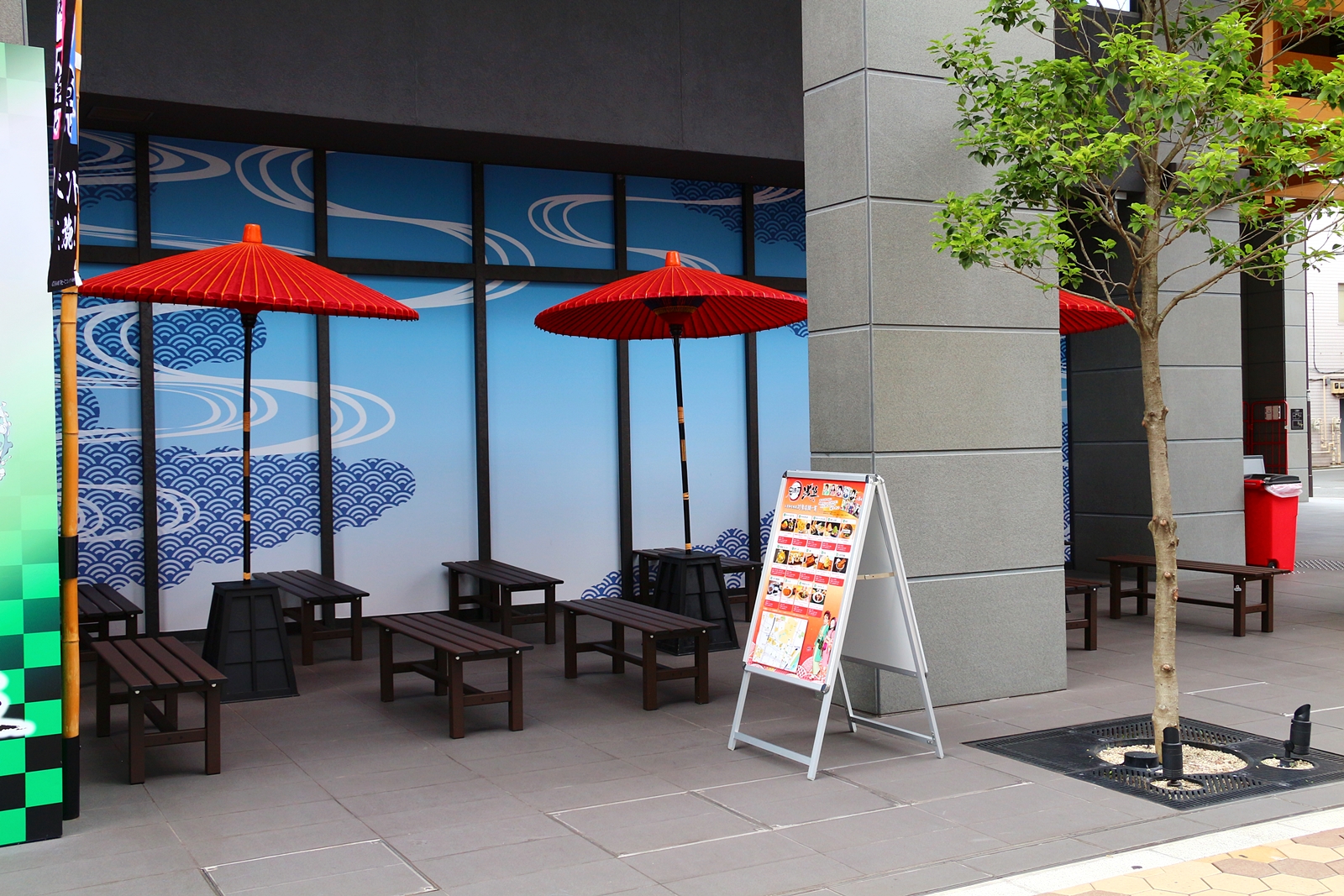 購入したフード＆ドリンクをゆっくり味わえるよう、外に“お休み処”が用意されている