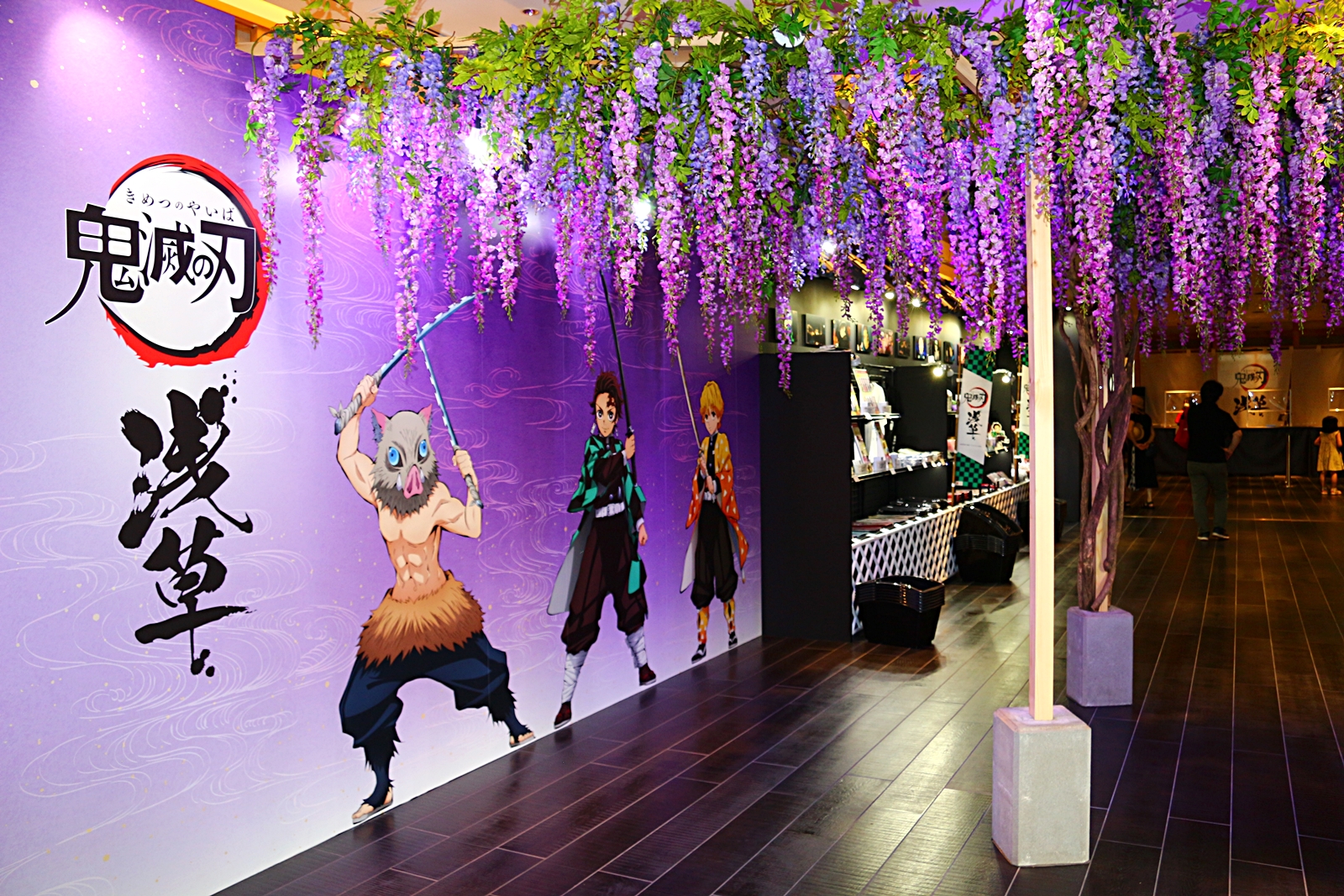 鬼舞辻は離れたところに。実はメインビジュアルも炭治郎たちとはロゴで隔たれている
