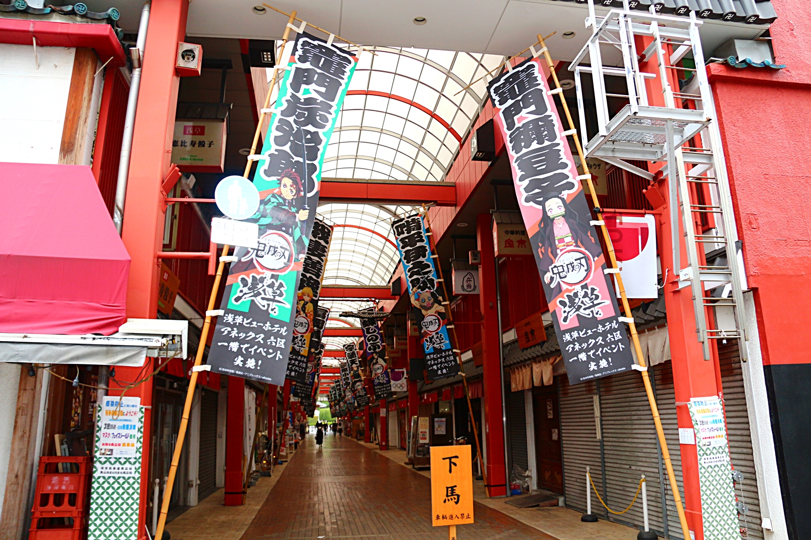 陣旗が並ぶ圧巻の景色。アニメ本編に出てきた浅草に来た感じ！