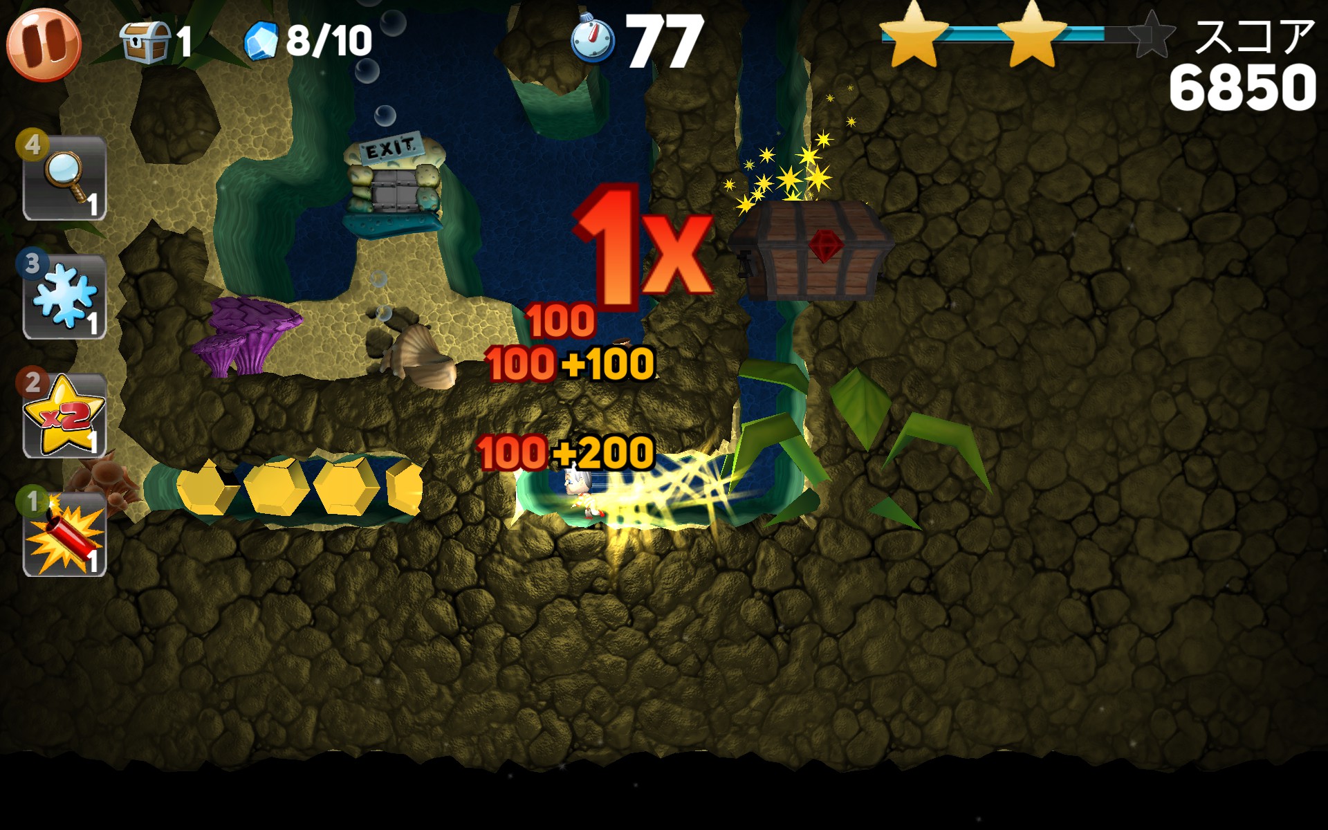 レジェンダリー宝箱なら、一気に10種類ものお宝をゲット！　所持している強化アイテムやゴールドバーの数は、ステージ選択画面上部に表示されている宝箱のマークから、チャームはその右隣のチェックマークから調べることができる