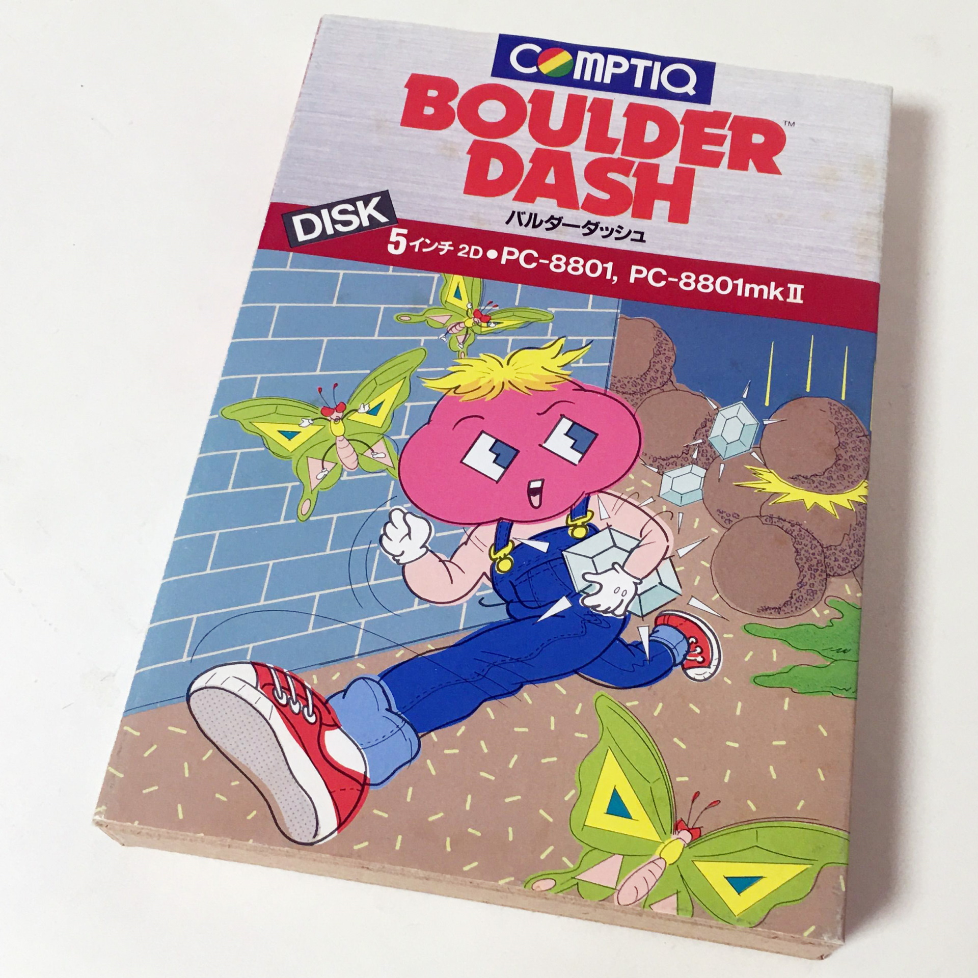 こちらが国産機版のパッケージ。描かれているイラストは主人公のロックフォードなのだが、「バルダーダッシュデラックス」とは姿が大きく異なる。裏面には「予測のつかない面白さに、なんと130万ドルの契約金が動いた！（以下略）」との文言も