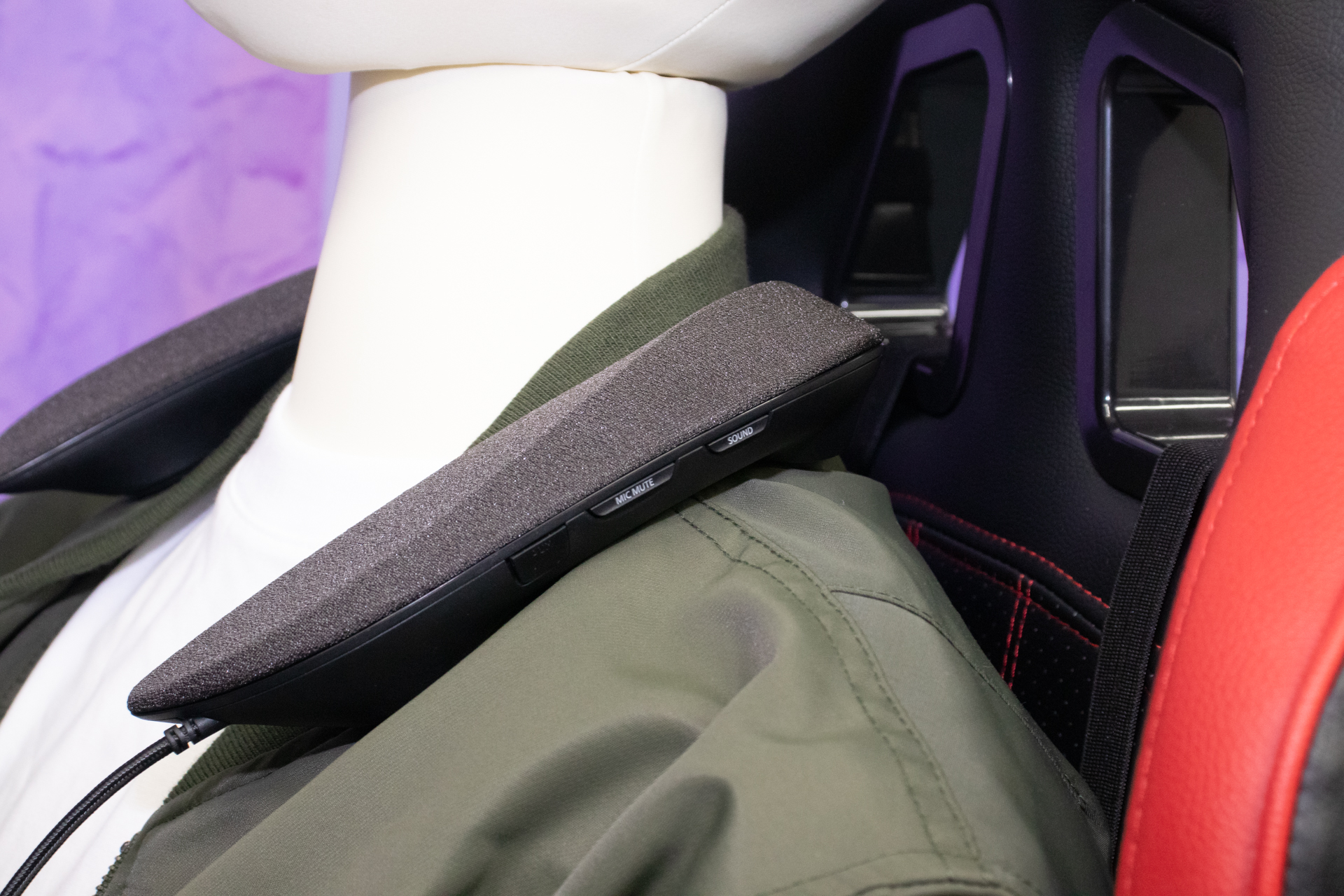 装着時はちょうど肩の真上あたりに操作ボタンがくるレイアウト