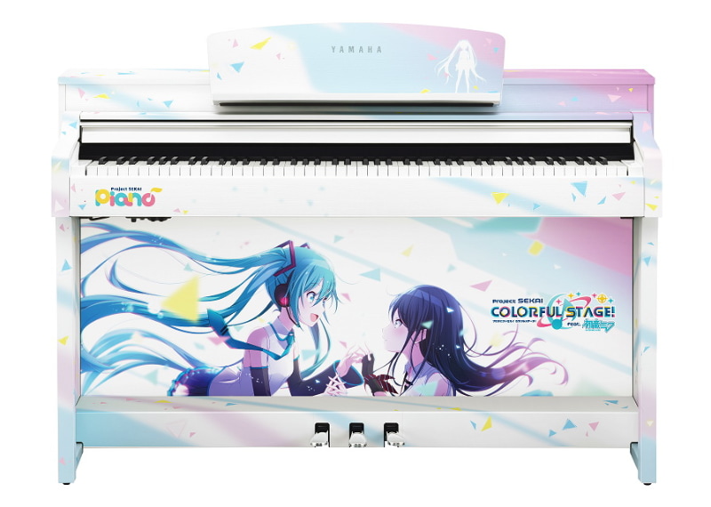 「プロジェクトセカイ」のラッピングが施された、ヤマハ クラビノーバCSPシリーズをベースモデル。以前よりもAIの精度がアップしている