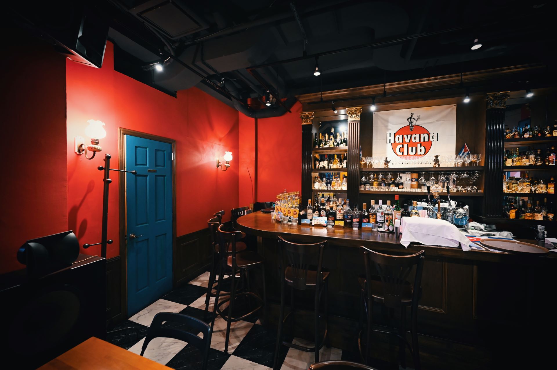 せっかくキューバの話をするならキューバの雰囲気を感じながら……ということで、東京の広尾にあるキューバレストラン「Cafe La Vida」のご協力を得て今回の取材を行なった。統括マネージャーのアレックスさんはキューバ生まれのハバナ育ちで、まさに本格的なキューバ料理やキューバ音楽が楽しめる。上田夫妻も「今まで知らなかったけど、食事もおいしいしまた来たい！」と一発で気に入った様子だった。ホームページは<a href="https://cafelavida.tokyo/">こちら</a>。撮影：上田晃司