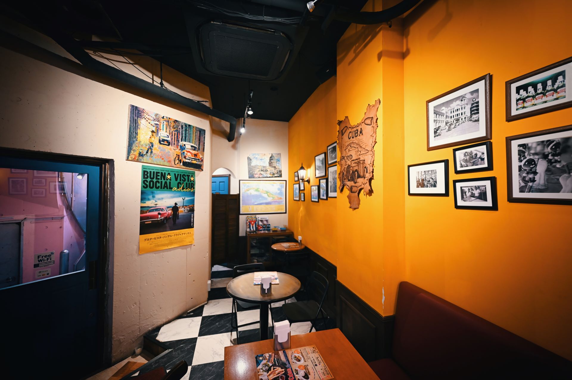 「Cafe La Vida」の内観 撮影：上田晃司