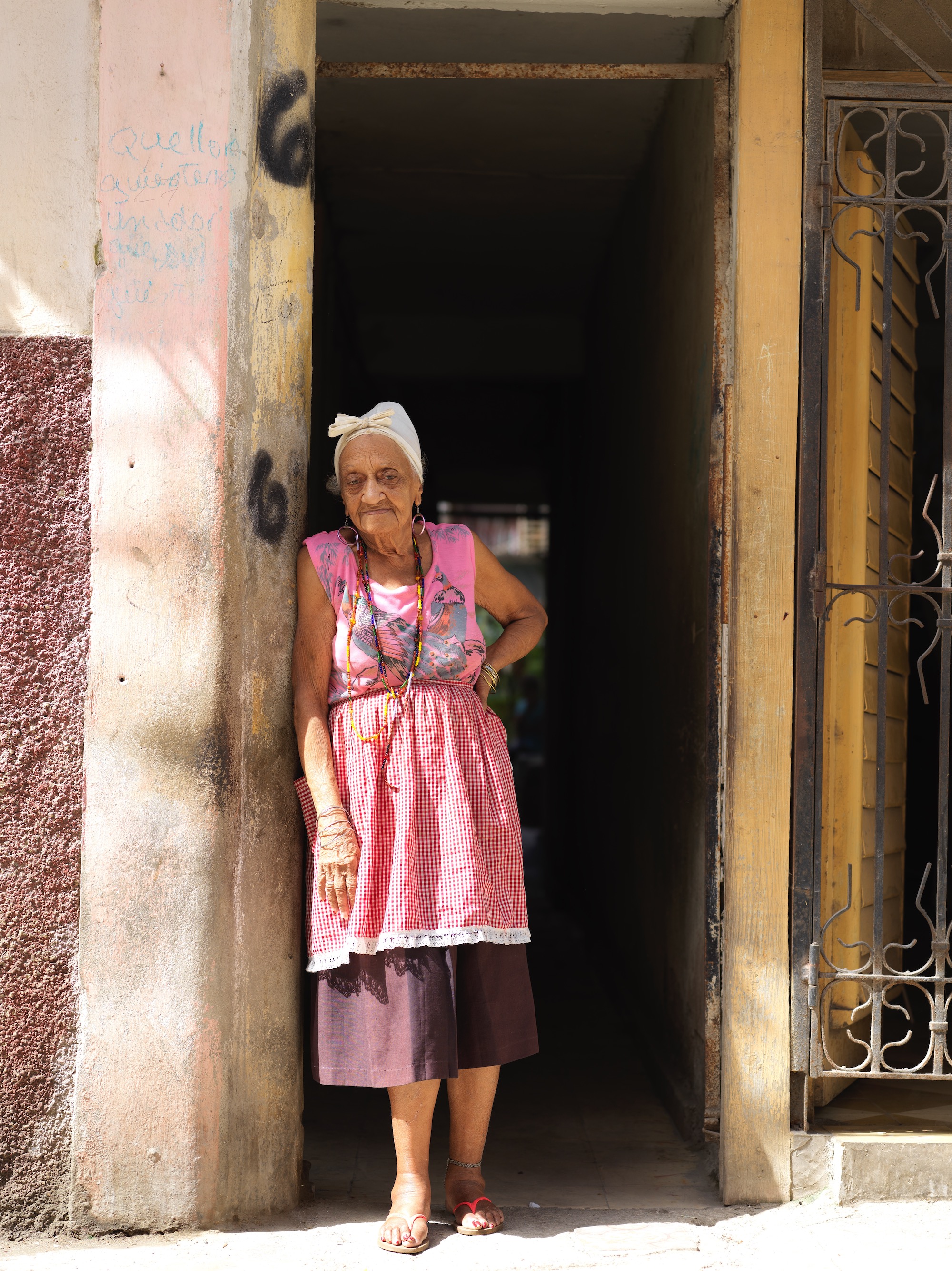 「この距離感ではなかなか他の国では撮らせてもらえない」と上田さん。撮影：上田晃司