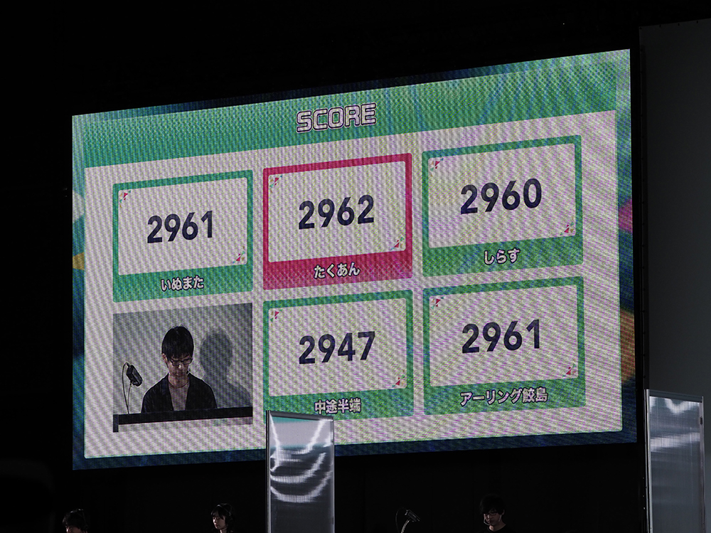 スコアが表示されると、一瞬静まりかえった会場が沸き返り、歓声に包まれる