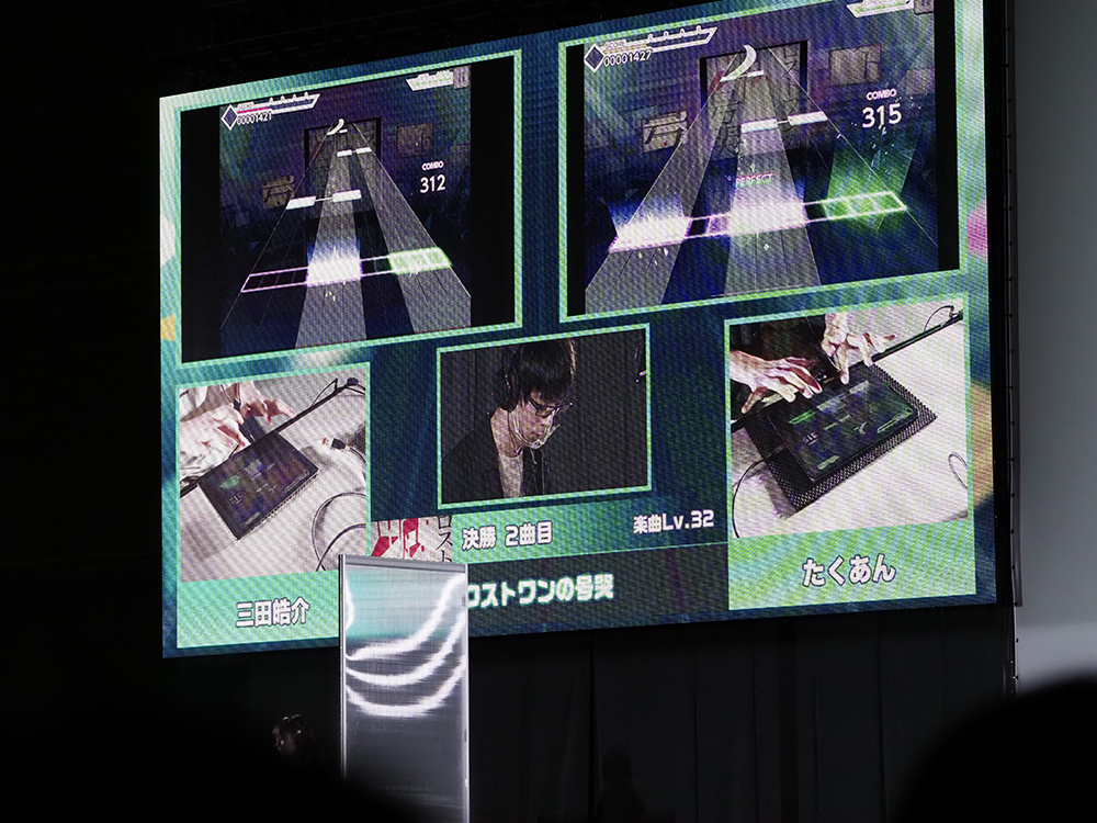 激戦を制し、見事優勝した「たくあん」選手には、中島さんより賞金100万円のプレートが手渡された