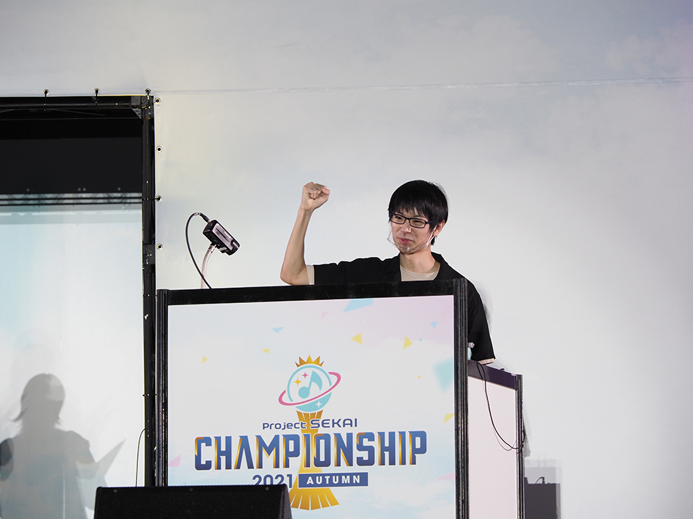 激戦を制し、見事優勝した「たくあん」選手には、中島さんより賞金100万円のプレートが手渡された