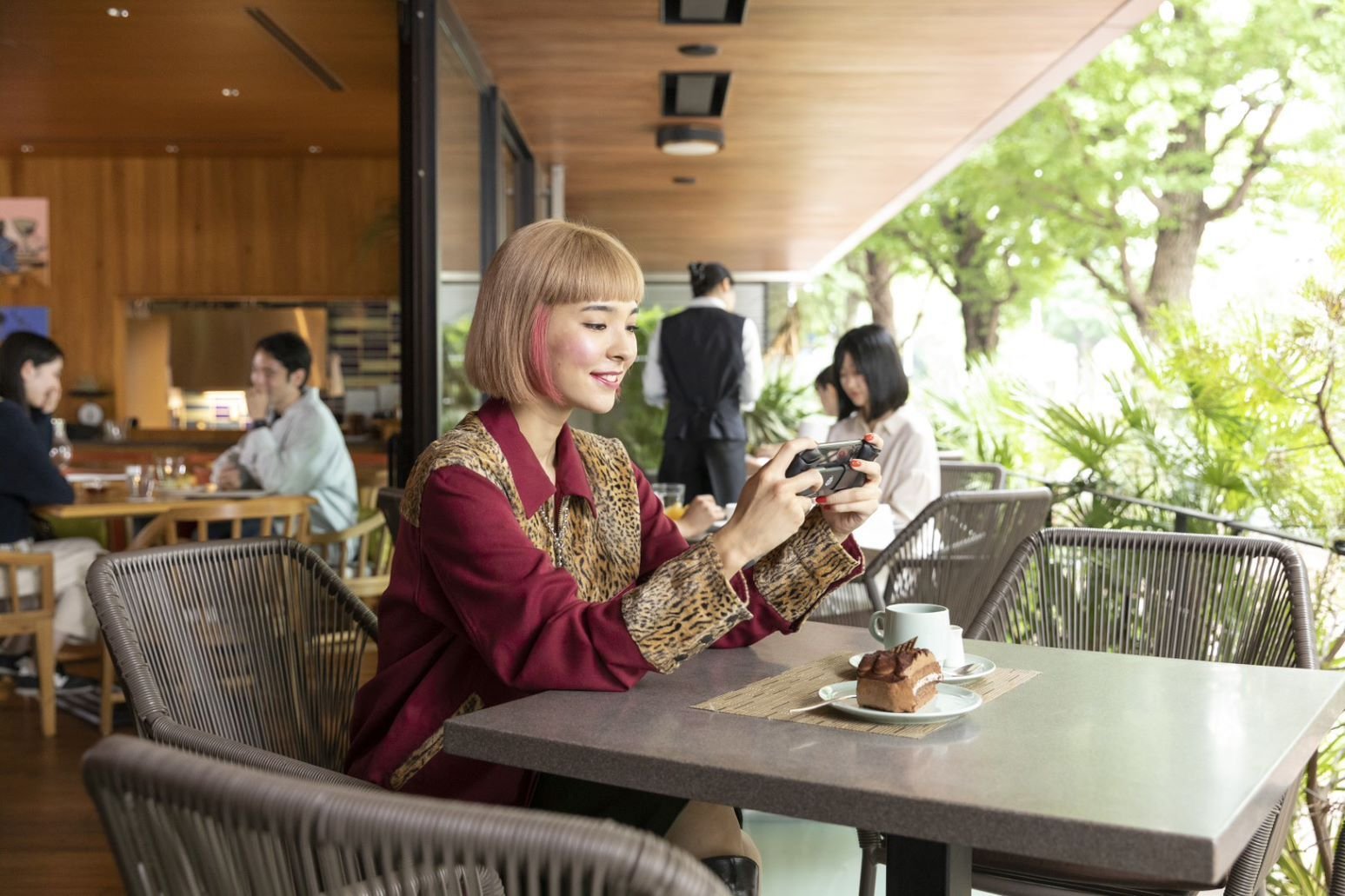 スマホを使ってカフェで楽しむことも